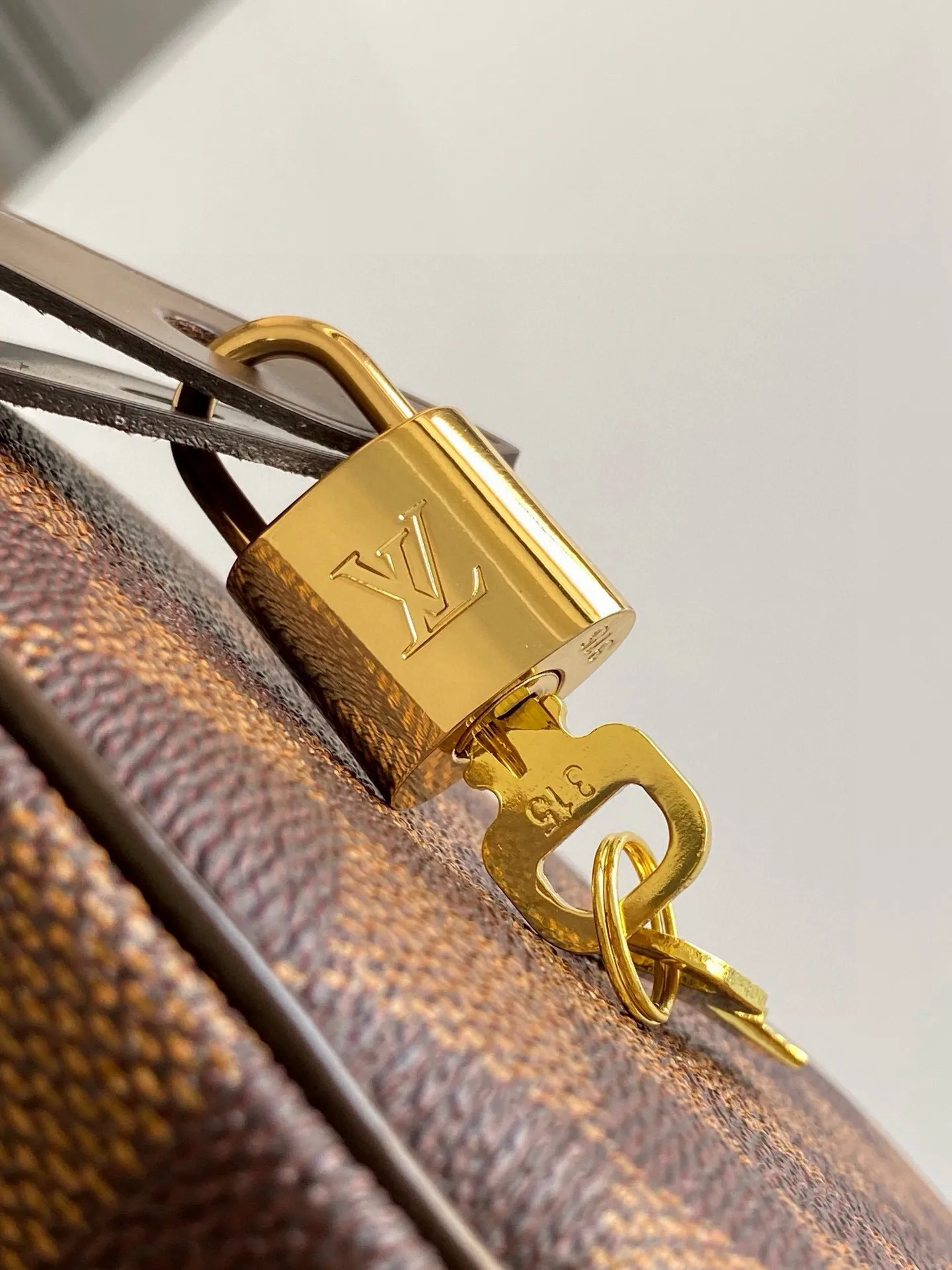 💰700 (strapless version) Top Original N41365 SPEEDY 25 Handbag This compact urban handbag is made of elegant Damier canvas. The Speedy 25 bag complements any outfit and adds a chic touch. Detailed Features 25 x 19 x 15 cm (Length x Height x Width) Shiny gold-tone brass hardware Textile lining Signature Louis Vuitton Speedy styling Leather trim Handles: Double handle