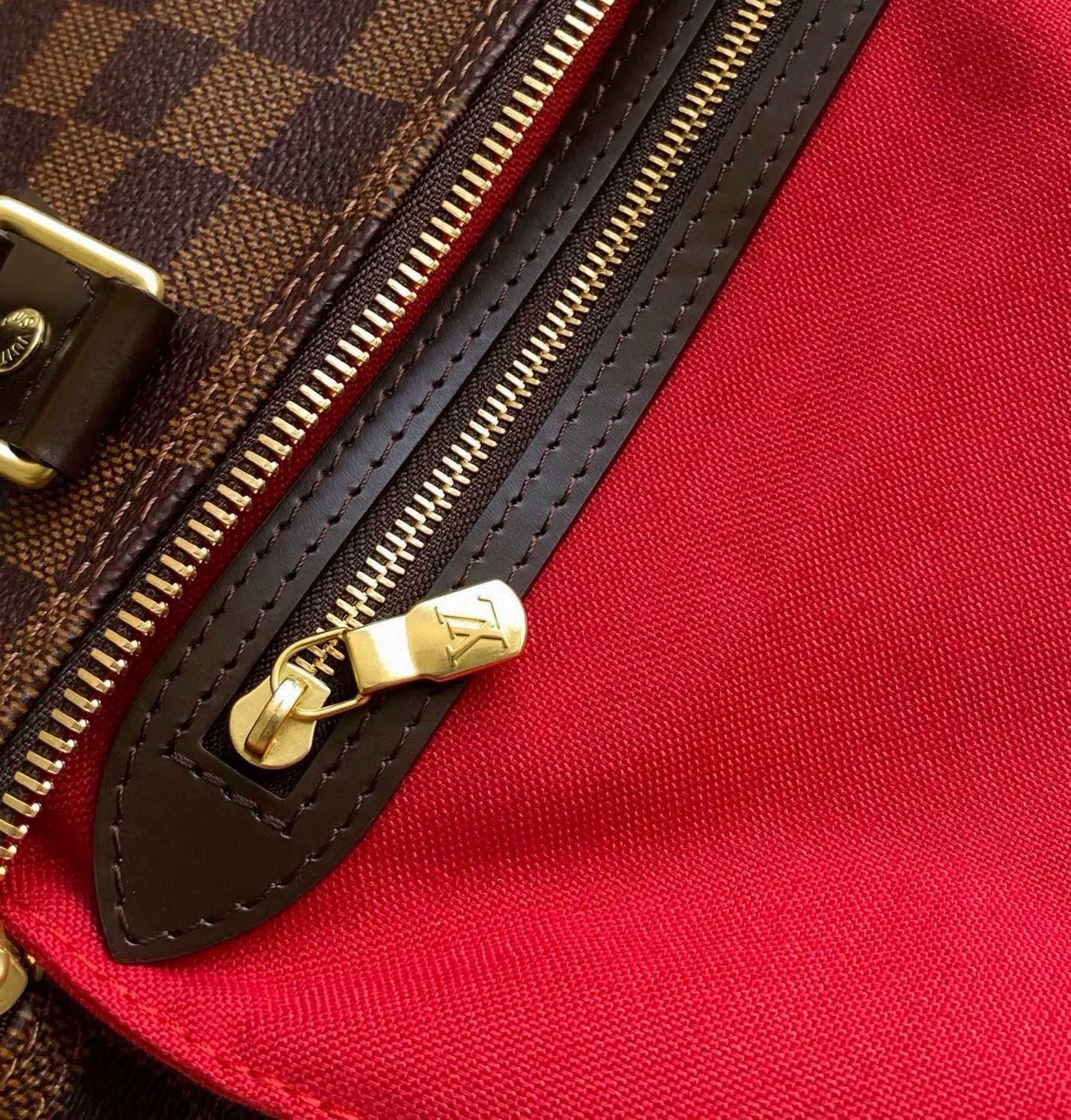 💰700 (strapless version) Top Original N41365 SPEEDY 25 Handbag This compact urban handbag is made of elegant Damier canvas. The Speedy 25 bag complements any outfit and adds a chic touch. Detailed Features 25 x 19 x 15 cm (Length x Height x Width) Shiny gold-tone brass hardware Textile lining Signature Louis Vuitton Speedy styling Leather trim Handles: Double handle