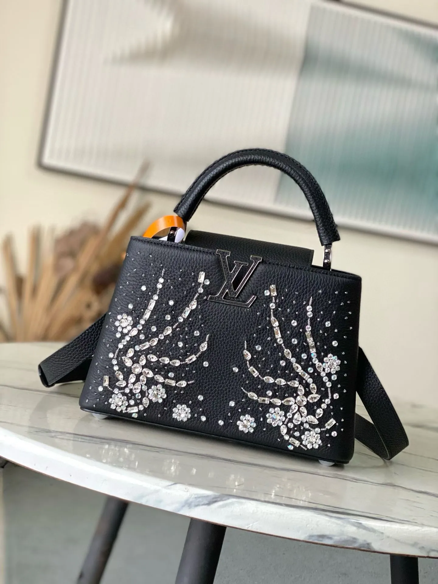 💰2900 "Special Grade Original Leather" M25716 Black Small As part of the "Extraordinary Series", this Capni mini bag has been redesigned with exquisite embroidery technology. It's made from calfskin and embellished with shimmering sequins in a romantic floral pattern and finished with gold-toned hardware. The backpack design provides a separated interior space and features the iconic LV initials as a tribute to the brand's exquisite craftsmanship. Dimensions: 27 x 17.3 x 9cm