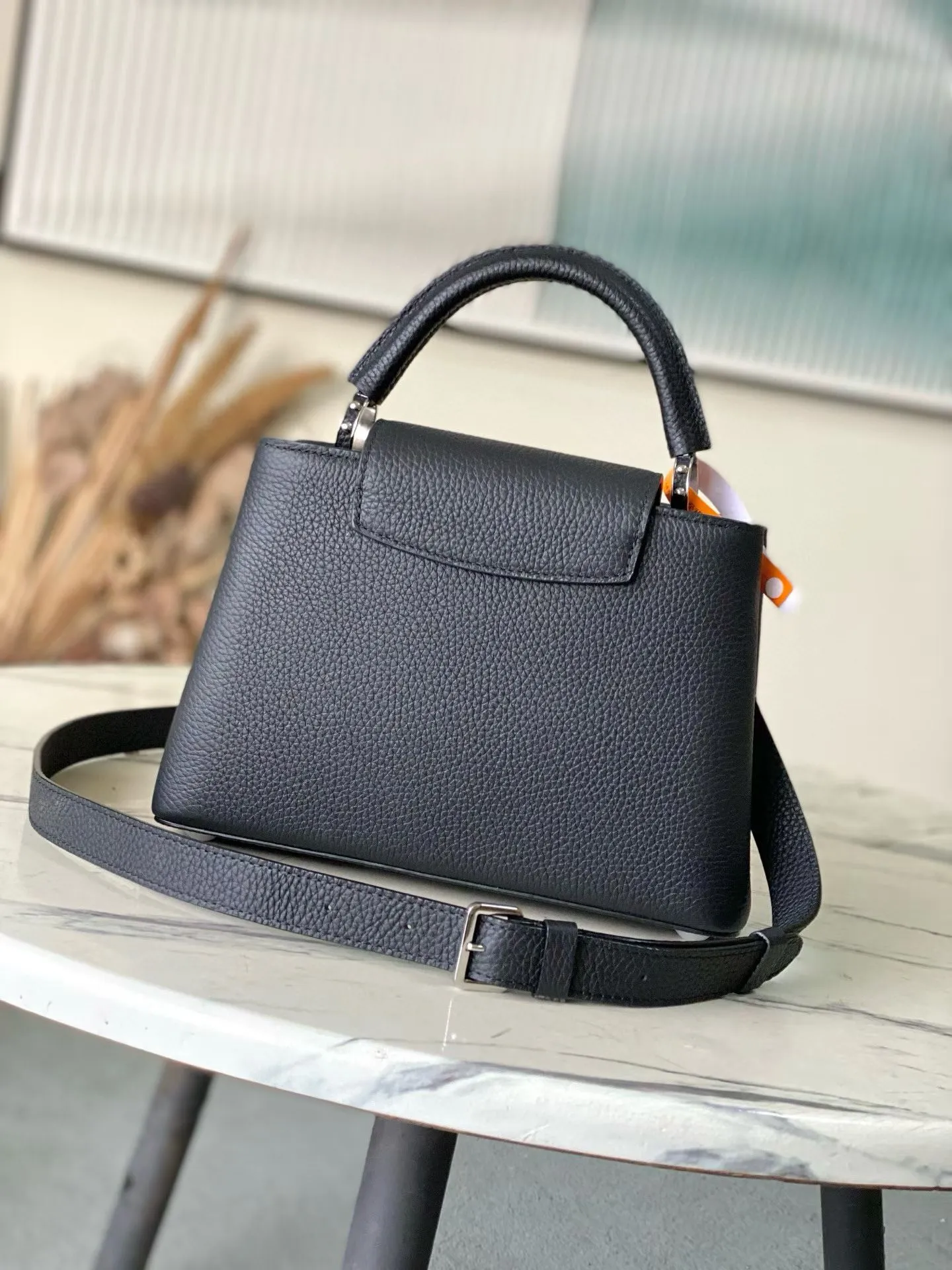 💰2900 "Special Grade Original Leather" M25716 Black Small As part of the "Extraordinary Series", this Capni mini bag has been redesigned with exquisite embroidery technology. It's made from calfskin and embellished with shimmering sequins in a romantic floral pattern and finished with gold-toned hardware. The backpack design provides a separated interior space and features the iconic LV initials as a tribute to the brand's exquisite craftsmanship. Dimensions: 27 x 17.3 x 9cm