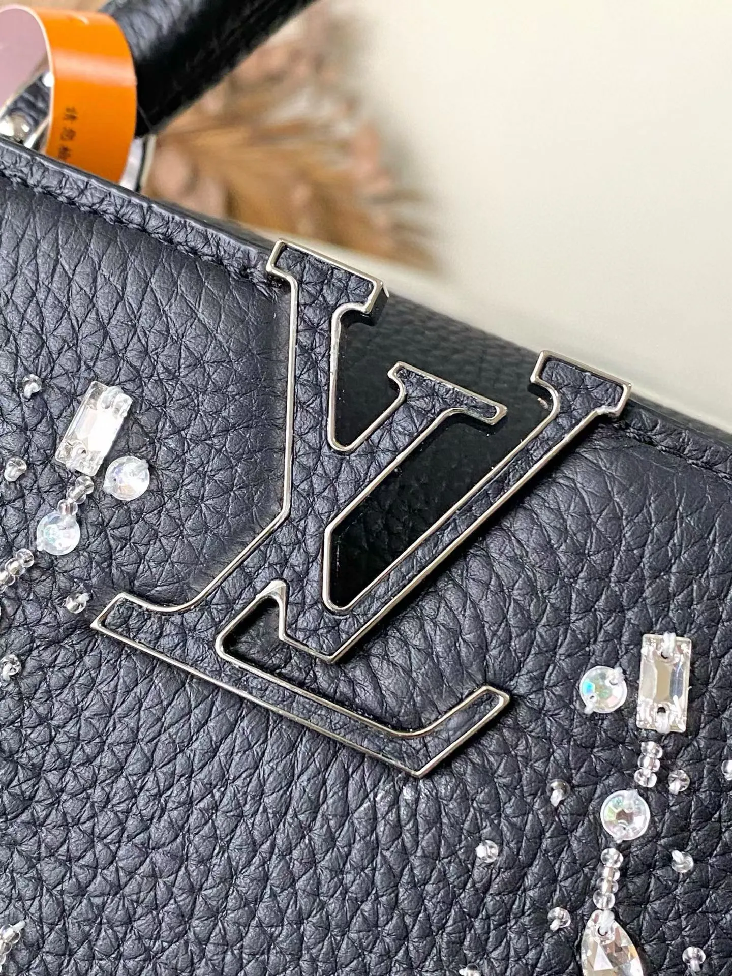💰2900 "Special Grade Original Leather" M25716 Black Small As part of the "Extraordinary Series", this Capni mini bag has been redesigned with exquisite embroidery technology. It's made from calfskin and embellished with shimmering sequins in a romantic floral pattern and finished with gold-toned hardware. The backpack design provides a separated interior space and features the iconic LV initials as a tribute to the brand's exquisite craftsmanship. Dimensions: 27 x 17.3 x 9cm