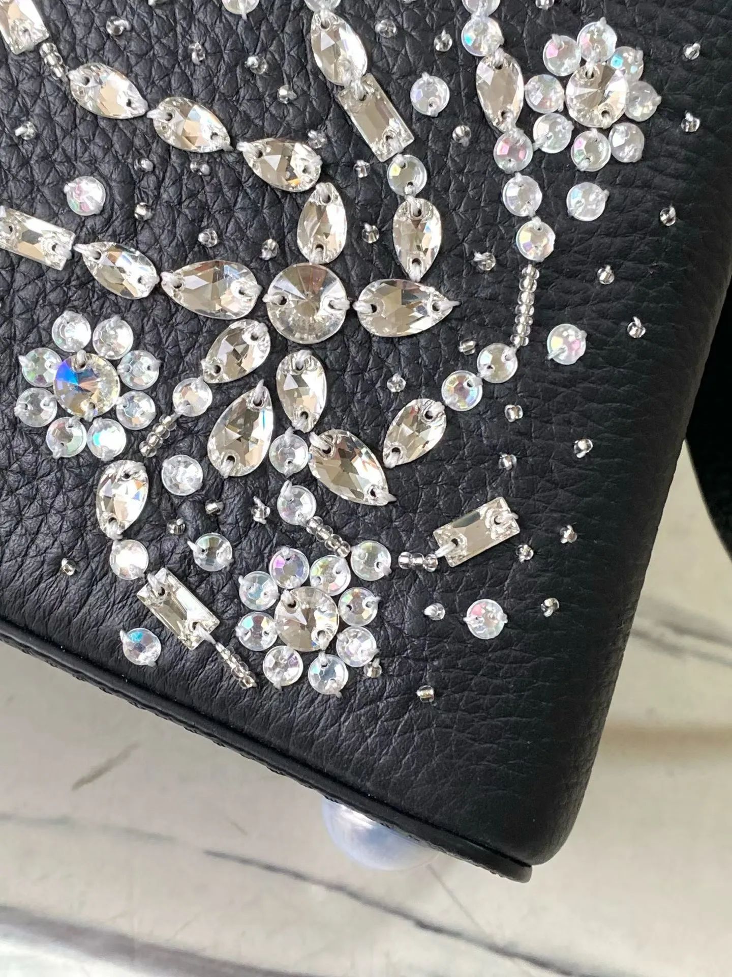 💰2900 "Special Grade Original Leather" M25716 Black Small As part of the "Extraordinary Series", this Capni mini bag has been redesigned with exquisite embroidery technology. It's made from calfskin and embellished with shimmering sequins in a romantic floral pattern and finished with gold-toned hardware. The backpack design provides a separated interior space and features the iconic LV initials as a tribute to the brand's exquisite craftsmanship. Dimensions: 27 x 17.3 x 9cm
