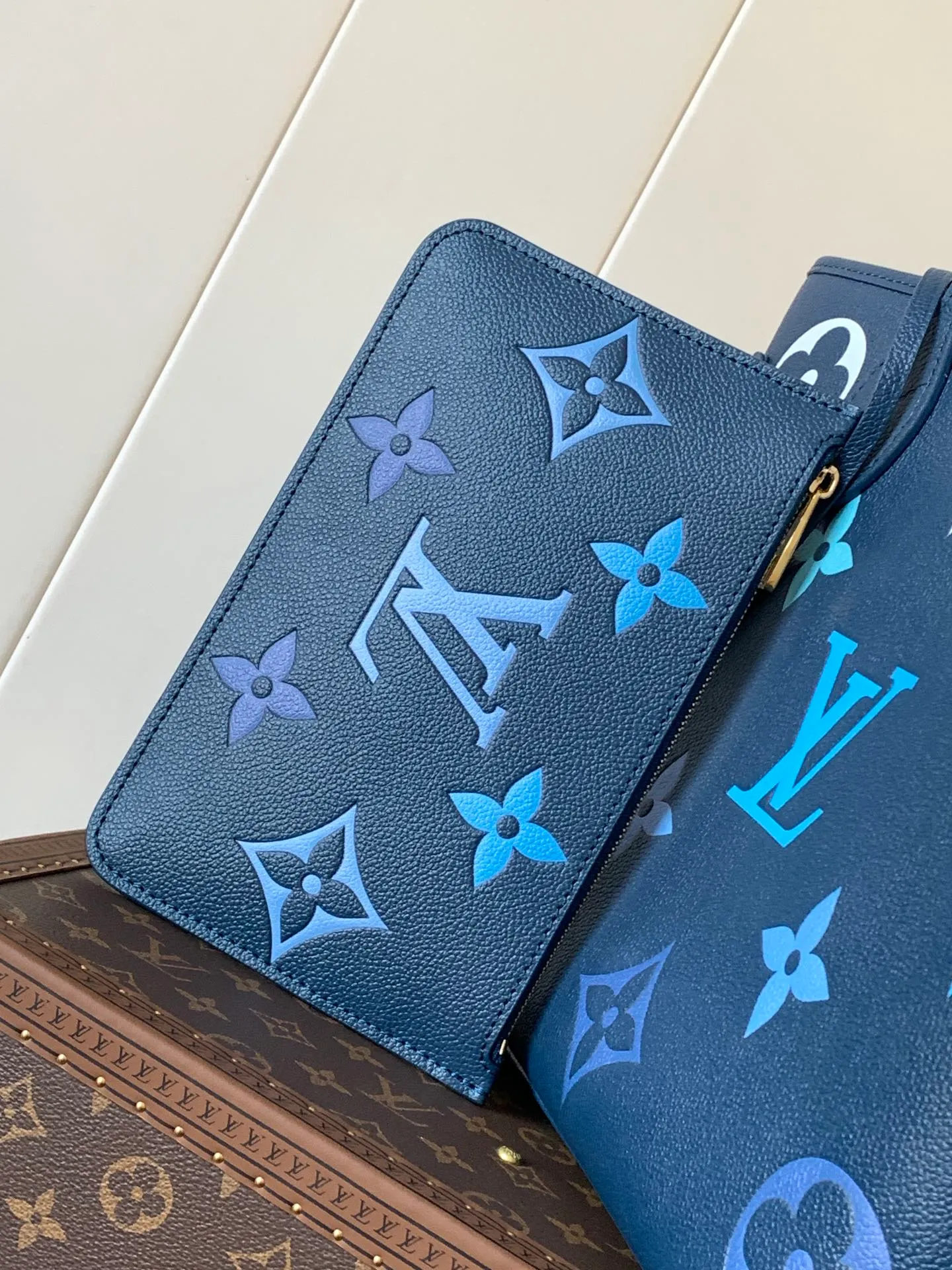 💰1180 (top layer leather) top original order M47143 blue M46482 haze blue M46599 maroon M45685 black M45684 beige M45686 gray M46516 vanilla M46514 blue gradient M46329 nude pink M45686 apricot print M46135 brown Neverfull medium shopping bag! Redesigned interior pockets feature fresh fabric linings and vintage details inspired by the archives, most notably the detachable zippered clutch, which can be used on its own as a sophisticated clutch or as an additional pocket. 32x29x17cm