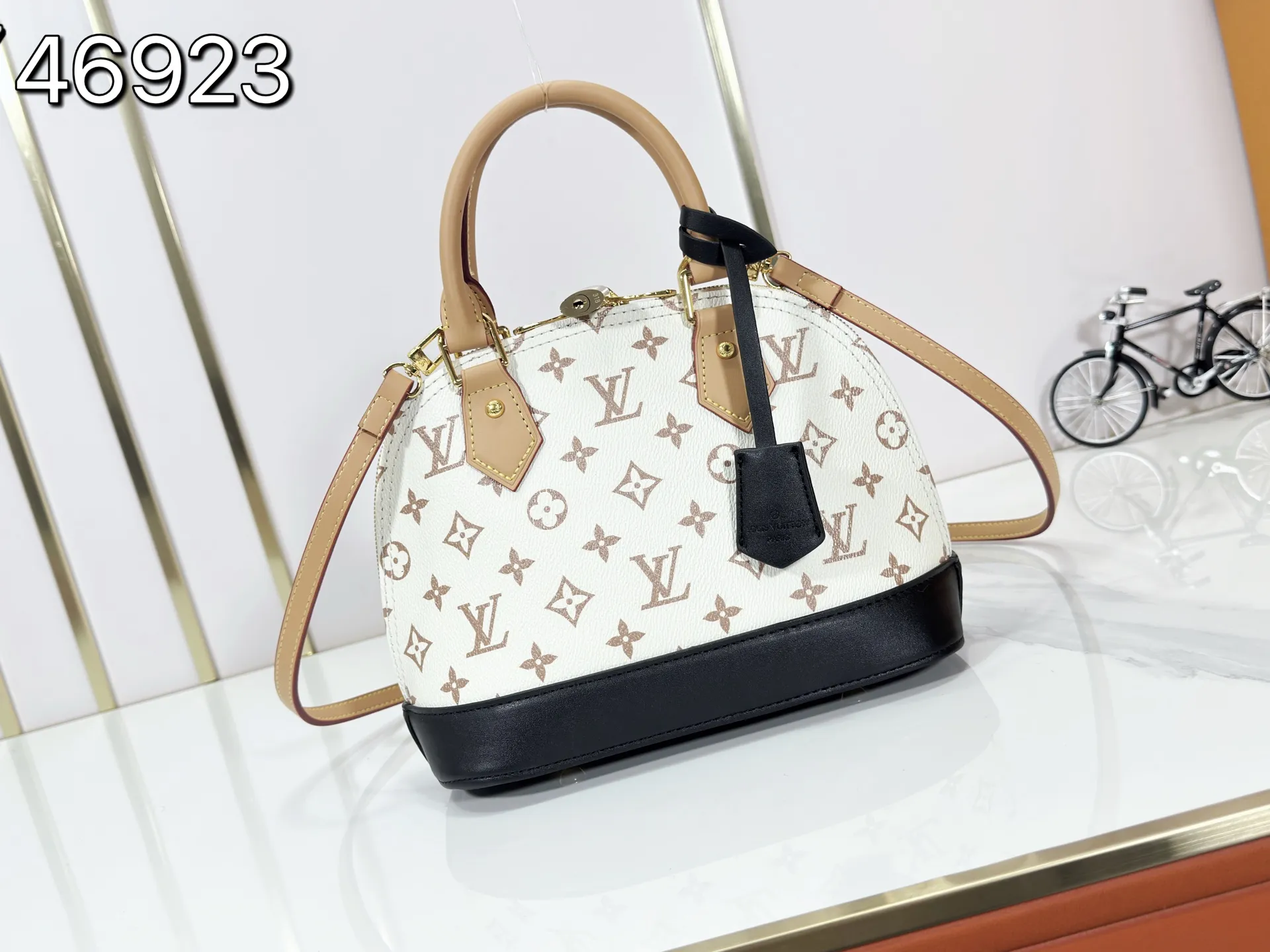 P240 Upgraded original M46921 M53152 Nicolas Ghesquière uses new Monogram Dune canvas for this Alma medium handbag, expressing its distinct personality with delicate dune tones. Semi-distressed cowhide leather trim adds a modern twist to a classic silhouette. Size:25x19x12