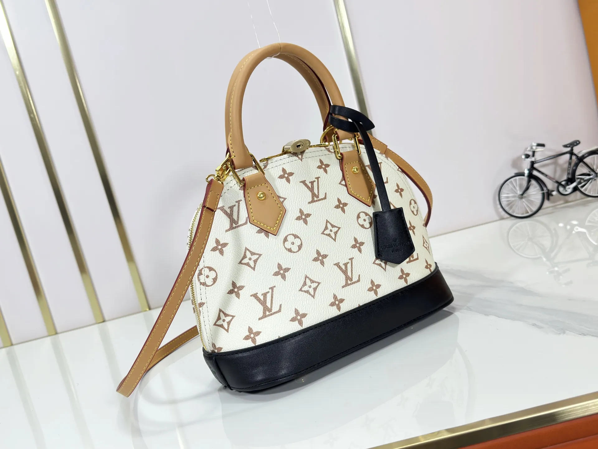 P240 Upgraded original M46921 M53152 Nicolas Ghesquière uses new Monogram Dune canvas for this Alma medium handbag, expressing its distinct personality with delicate dune tones. Semi-distressed cowhide leather trim adds a modern twist to a classic silhouette. Size:25x19x12