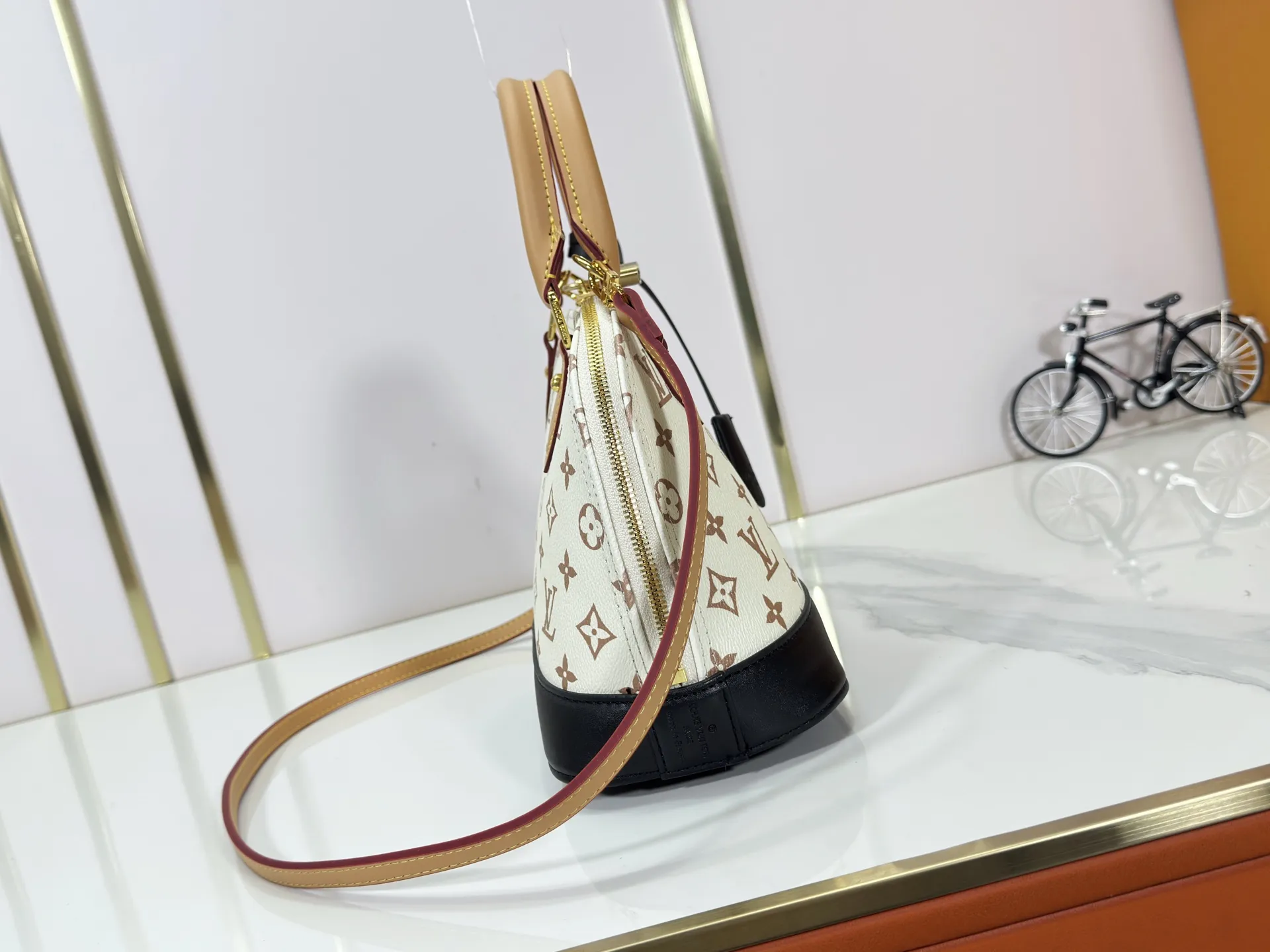 P240 Upgraded original M46921 M53152 Nicolas Ghesquière uses new Monogram Dune canvas for this Alma medium handbag, expressing its distinct personality with delicate dune tones. Semi-distressed cowhide leather trim adds a modern twist to a classic silhouette. Size:25x19x12