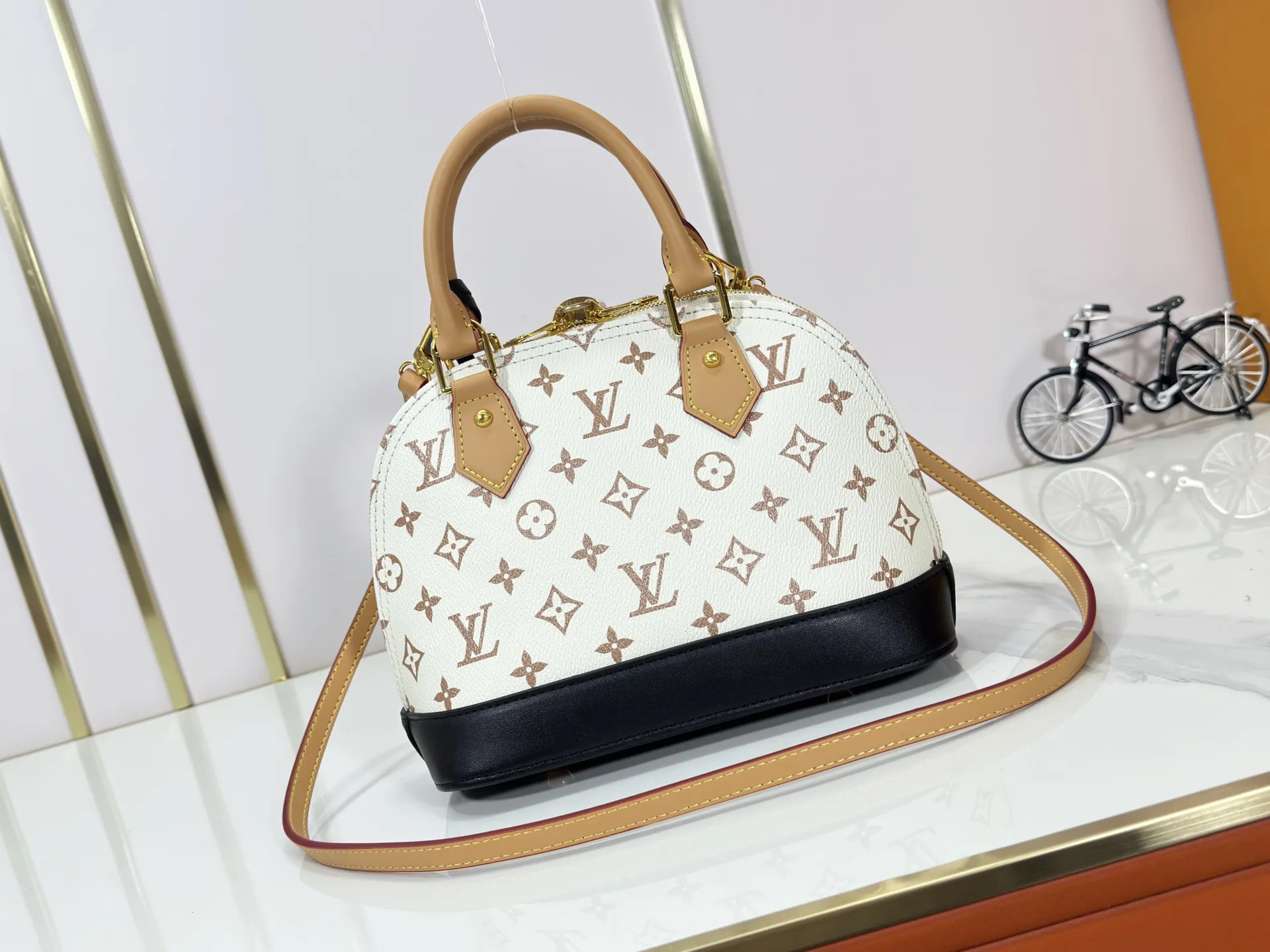 P240 Upgraded original M46921 M53152 Nicolas Ghesquière uses new Monogram Dune canvas for this Alma medium handbag, expressing its distinct personality with delicate dune tones. Semi-distressed cowhide leather trim adds a modern twist to a classic silhouette. Size:25x19x12