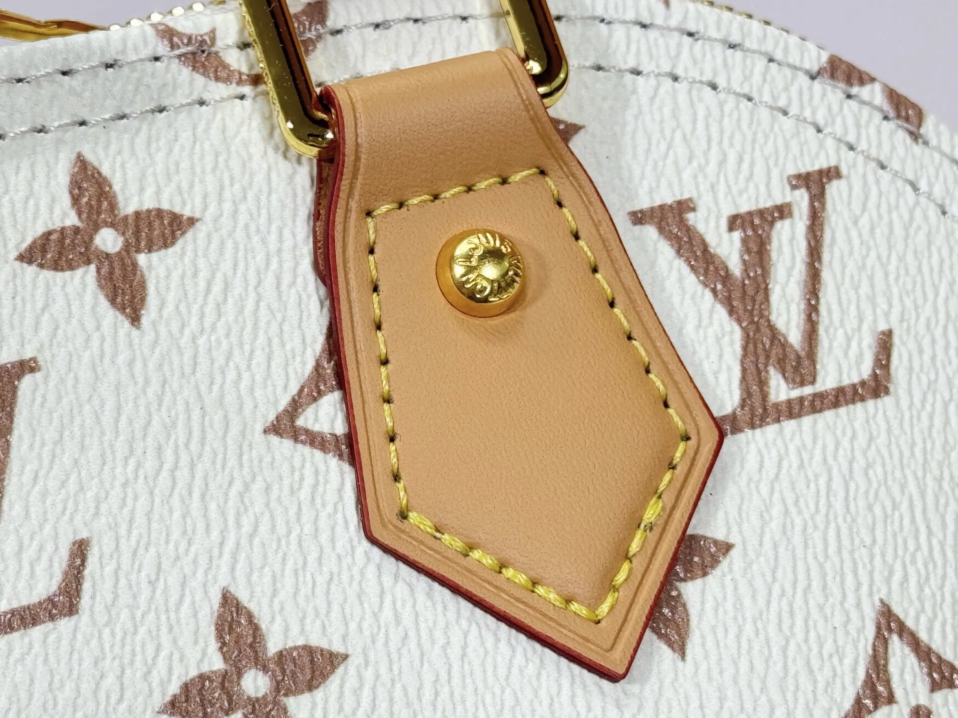 P240 Upgraded original M46921 M53152 Nicolas Ghesquière uses new Monogram Dune canvas for this Alma medium handbag, expressing its distinct personality with delicate dune tones. Semi-distressed cowhide leather trim adds a modern twist to a classic silhouette. Size:25x19x12