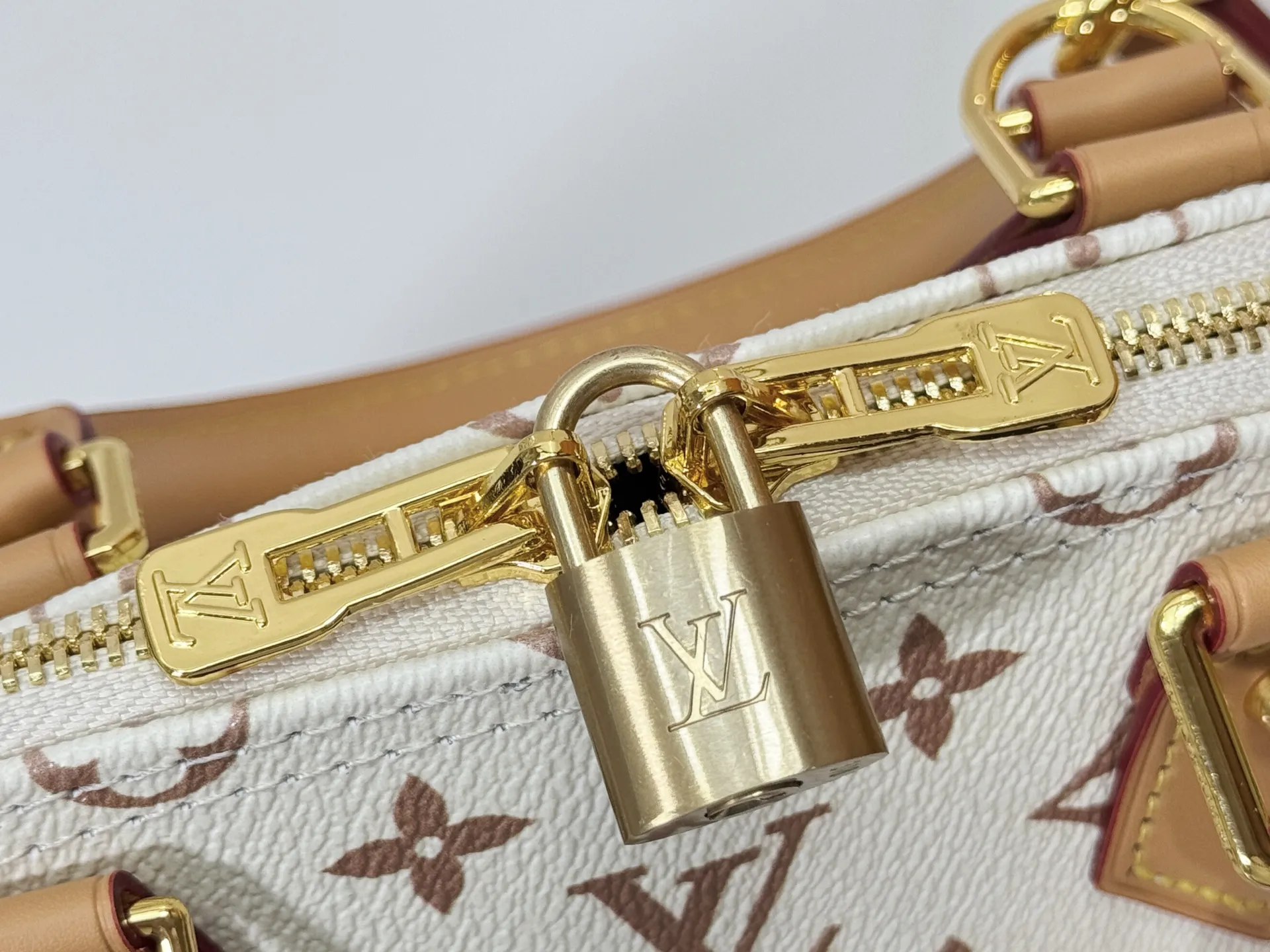 P240 Upgraded original M46921 M53152 Nicolas Ghesquière uses new Monogram Dune canvas for this Alma medium handbag, expressing its distinct personality with delicate dune tones. Semi-distressed cowhide leather trim adds a modern twist to a classic silhouette. Size:25x19x12