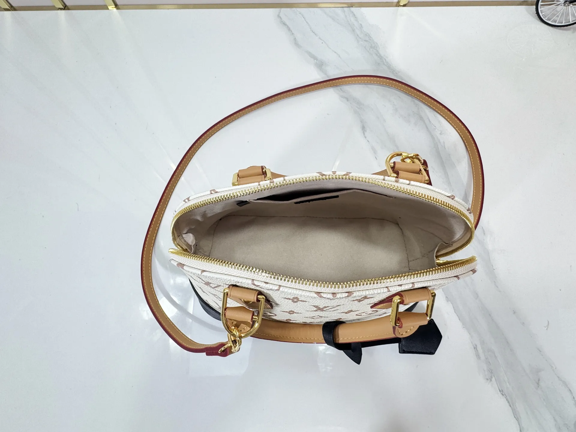 P240 Upgraded original M46921 M53152 Nicolas Ghesquière uses new Monogram Dune canvas for this Alma medium handbag, expressing its distinct personality with delicate dune tones. Semi-distressed cowhide leather trim adds a modern twist to a classic silhouette. Size:25x19x12