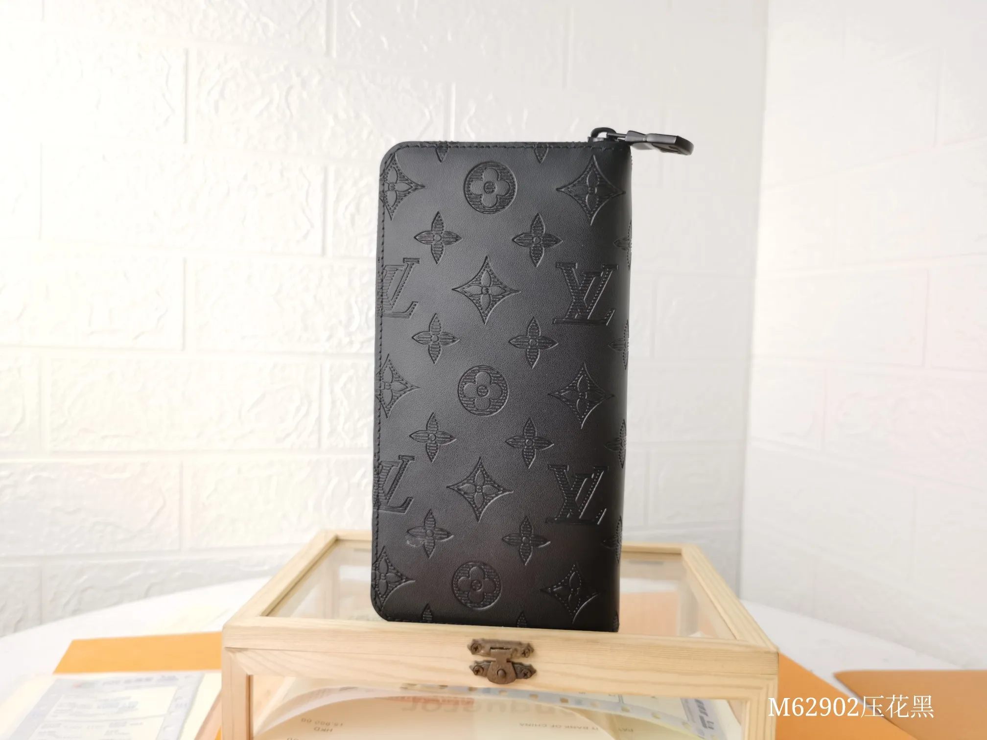 P140💰Top original version💎【Real shot, own background】M62902 Black Embossed ZIPPY Zipper Vertical Wallet Focusing on elegance and security, the Zippy zipper vertical wallet is made of soft Monogram Shadow calfskin and decorated with the iconic Louis Vuitton Monogram embossing. The highly textured pure black color scheme complements the simple shape, and the wrap-around zipper design brings together many practical elements. 10.0 x 20.0 x 2.0 cm (length x height x width). 63095