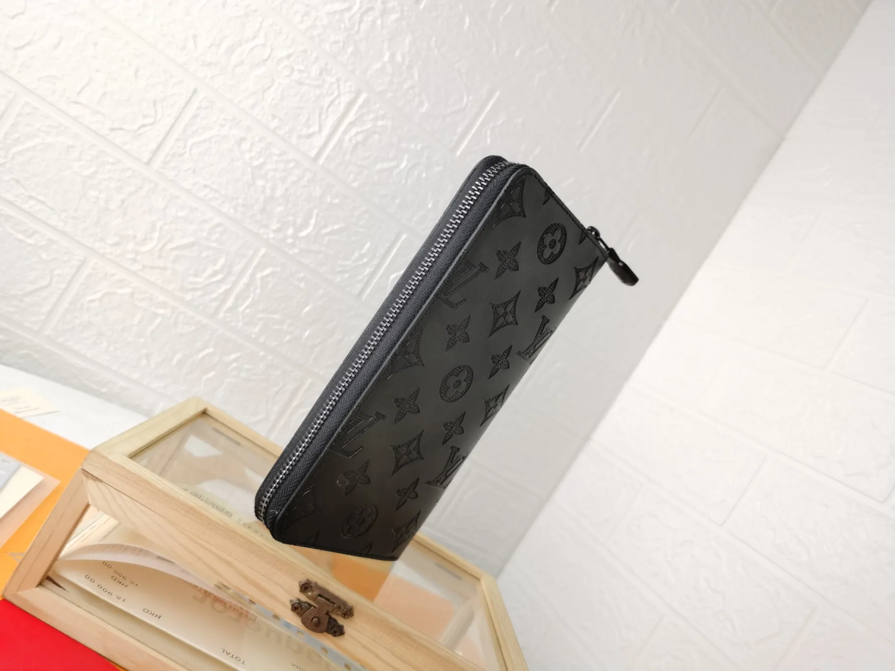 P140💰Top original version💎【Real shot, own background】M62902 Black Embossed ZIPPY Zipper Vertical Wallet Focusing on elegance and security, the Zippy zipper vertical wallet is made of soft Monogram Shadow calfskin and decorated with the iconic Louis Vuitton Monogram embossing. The highly textured pure black color scheme complements the simple shape, and the wrap-around zipper design brings together many practical elements. 10.0 x 20.0 x 2.0 cm (length x height x width). 63095