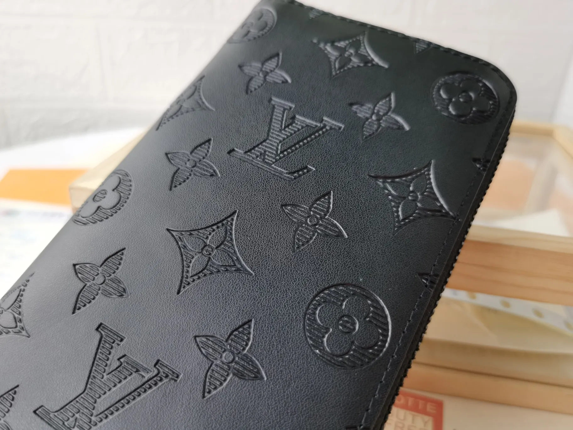 P140💰Top original version💎【Real shot, own background】M62902 Black Embossed ZIPPY Zipper Vertical Wallet Focusing on elegance and security, the Zippy zipper vertical wallet is made of soft Monogram Shadow calfskin and decorated with the iconic Louis Vuitton Monogram embossing. The highly textured pure black color scheme complements the simple shape, and the wrap-around zipper design brings together many practical elements. 10.0 x 20.0 x 2.0 cm (length x height x width). 63095