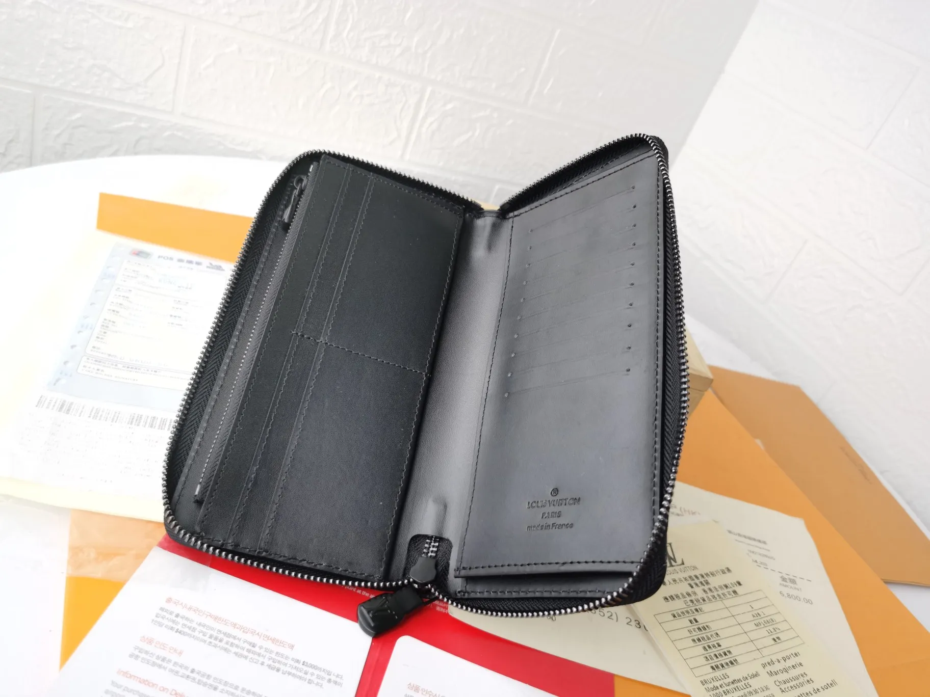 P140💰Top original version💎【Real shot, own background】M62902 Black Embossed ZIPPY Zipper Vertical Wallet Focusing on elegance and security, the Zippy zipper vertical wallet is made of soft Monogram Shadow calfskin and decorated with the iconic Louis Vuitton Monogram embossing. The highly textured pure black color scheme complements the simple shape, and the wrap-around zipper design brings together many practical elements. 10.0 x 20.0 x 2.0 cm (length x height x width). 63095