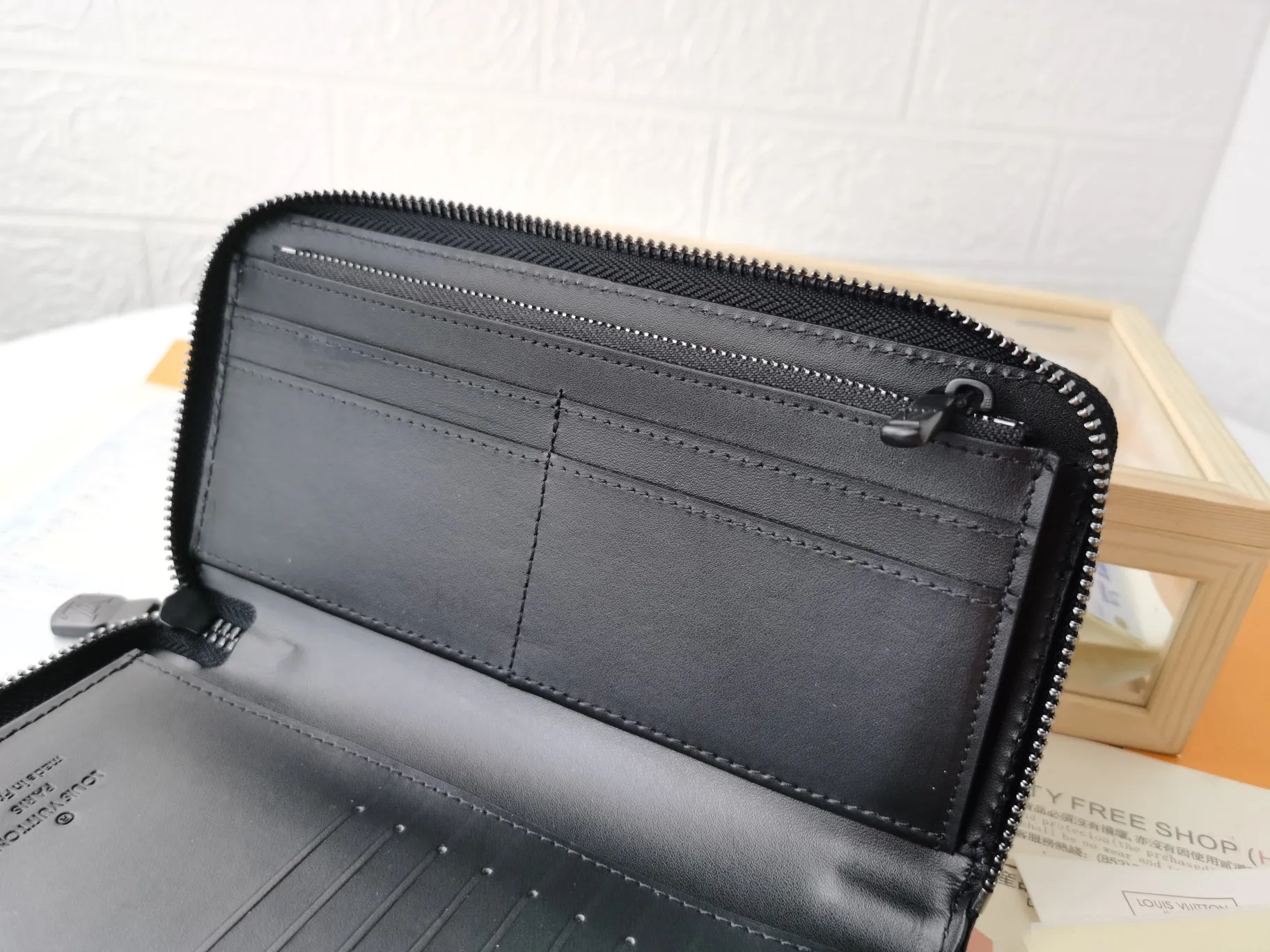 P140💰Top original version💎【Real shot, own background】M62902 Black Embossed ZIPPY Zipper Vertical Wallet Focusing on elegance and security, the Zippy zipper vertical wallet is made of soft Monogram Shadow calfskin and decorated with the iconic Louis Vuitton Monogram embossing. The highly textured pure black color scheme complements the simple shape, and the wrap-around zipper design brings together many practical elements. 10.0 x 20.0 x 2.0 cm (length x height x width). 63095