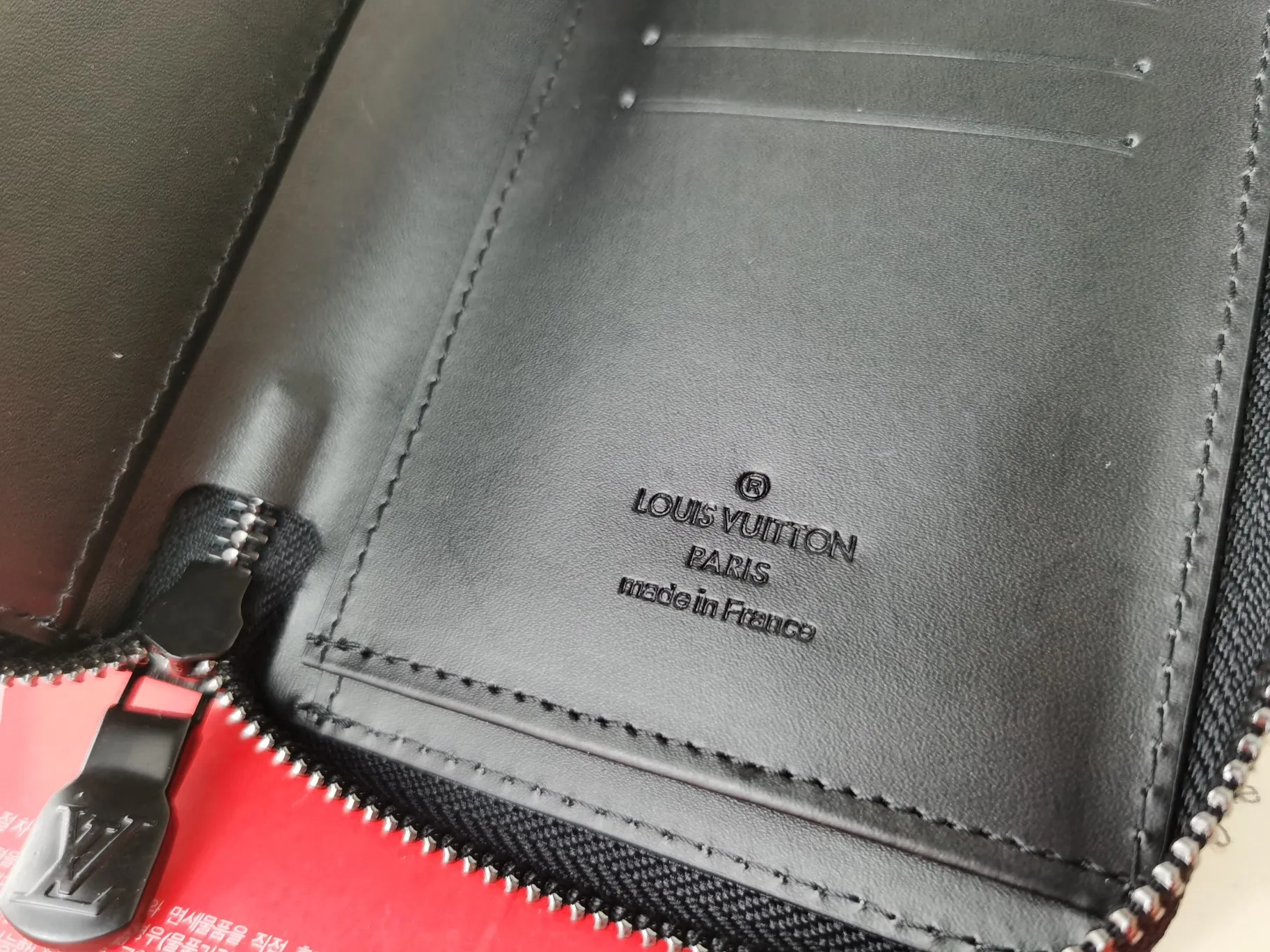 P140💰Top original version💎【Real shot, own background】M62902 Black Embossed ZIPPY Zipper Vertical Wallet Focusing on elegance and security, the Zippy zipper vertical wallet is made of soft Monogram Shadow calfskin and decorated with the iconic Louis Vuitton Monogram embossing. The highly textured pure black color scheme complements the simple shape, and the wrap-around zipper design brings together many practical elements. 10.0 x 20.0 x 2.0 cm (length x height x width). 63095