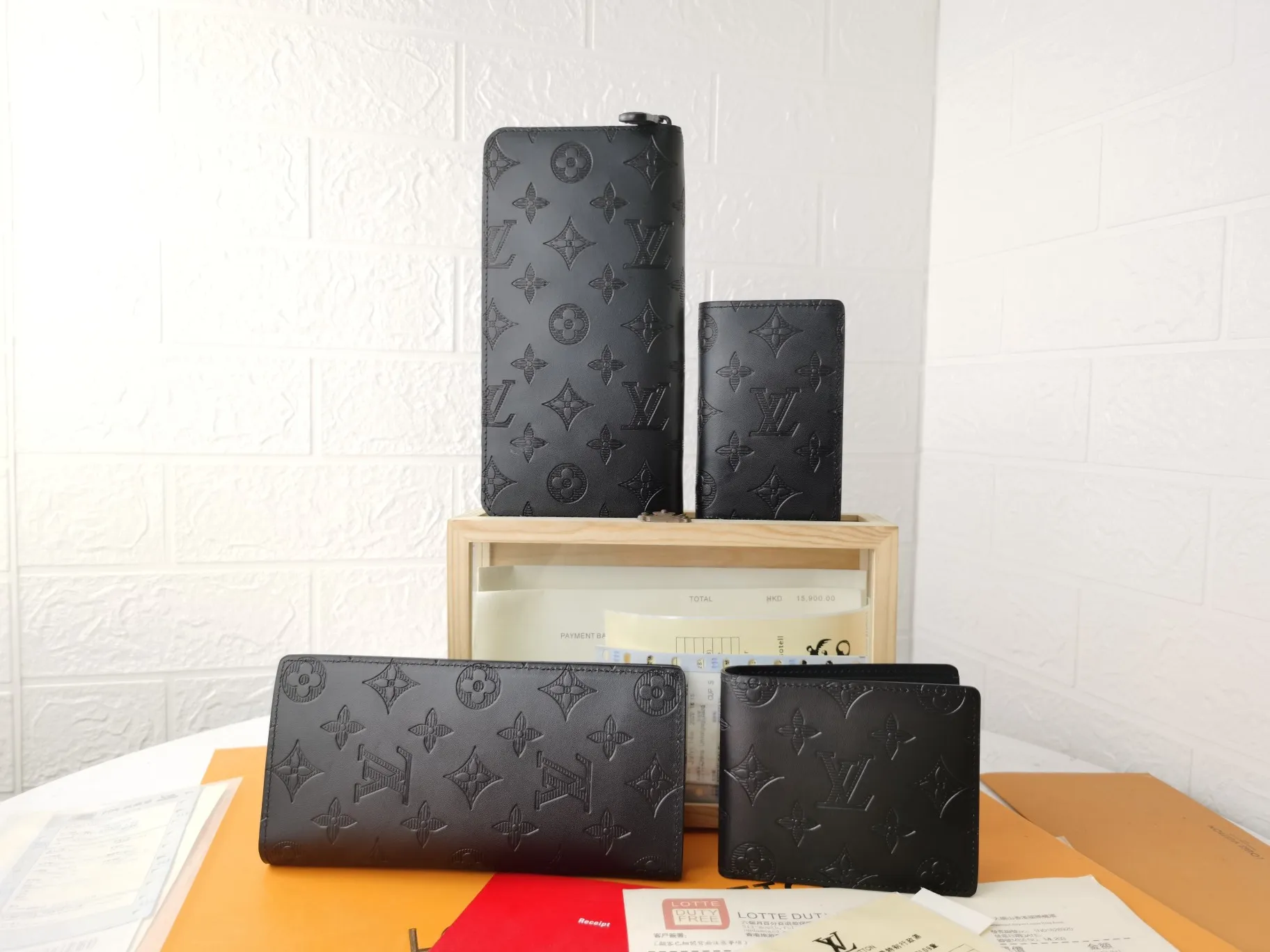 P140💰Top original version💎【Real shot, own background】M62902 Black Embossed ZIPPY Zipper Vertical Wallet Focusing on elegance and security, the Zippy zipper vertical wallet is made of soft Monogram Shadow calfskin and decorated with the iconic Louis Vuitton Monogram embossing. The highly textured pure black color scheme complements the simple shape, and the wrap-around zipper design brings together many practical elements. 10.0 x 20.0 x 2.0 cm (length x height x width). 63095