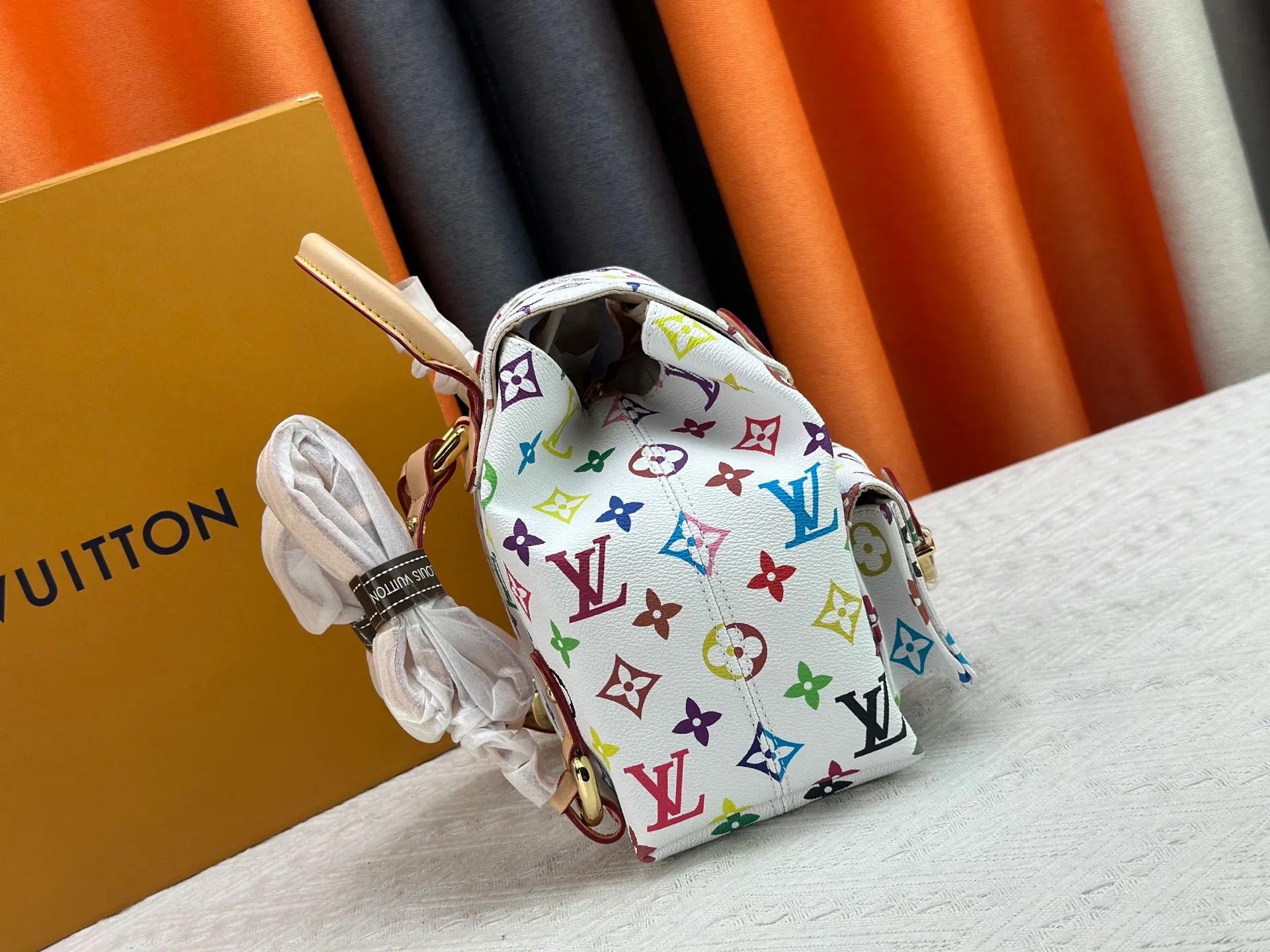 P340 Upgraded original M13081 M46836 This Venice backpack is made of coated canvas and depicts the Monogram pattern in the distinctive tones of Japanese artist Takashi Murakami, highlighting the liveliness of the Louis Vuitton x Murakami reissue series. Classic cowhide leather shapes the slim shoulder straps, and large buckles add a metallic sheen to the flap and outer pocket. Dimensions: 24.0 x 26.0 x 7.0 cm (length x height x width)