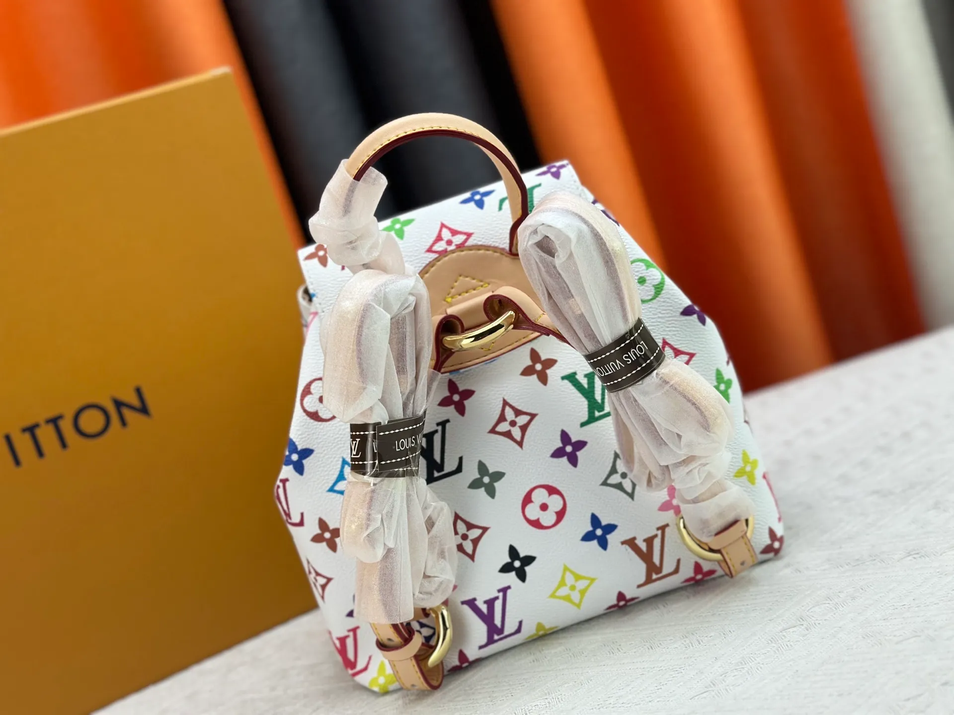 P340 Upgraded original M13081 M46836 This Venice backpack is made of coated canvas and depicts the Monogram pattern in the distinctive tones of Japanese artist Takashi Murakami, highlighting the liveliness of the Louis Vuitton x Murakami reissue series. Classic cowhide leather shapes the slim shoulder straps, and large buckles add a metallic sheen to the flap and outer pocket. Dimensions: 24.0 x 26.0 x 7.0 cm (length x height x width)