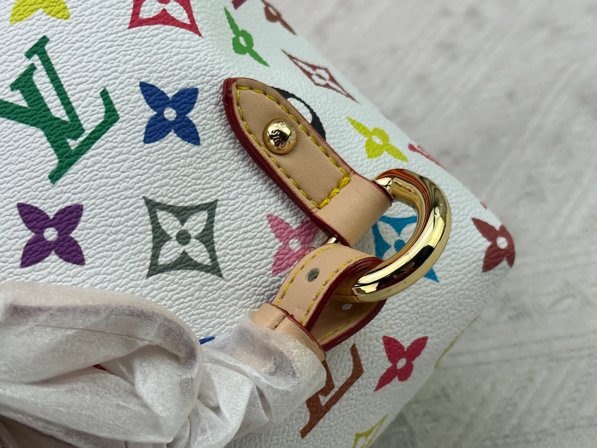 P340 Upgraded original M13081 M46836 This Venice backpack is made of coated canvas and depicts the Monogram pattern in the distinctive tones of Japanese artist Takashi Murakami, highlighting the liveliness of the Louis Vuitton x Murakami reissue series. Classic cowhide leather shapes the slim shoulder straps, and large buckles add a metallic sheen to the flap and outer pocket. Dimensions: 24.0 x 26.0 x 7.0 cm (length x height x width)