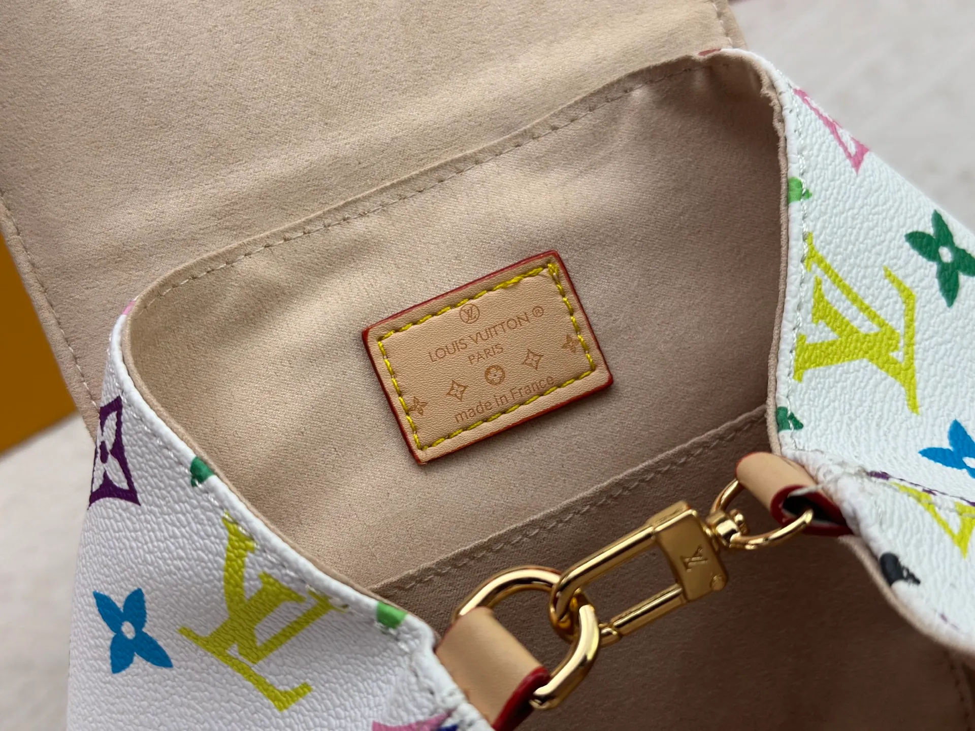 P340 Upgraded original M13081 M46836 This Venice backpack is made of coated canvas and depicts the Monogram pattern in the distinctive tones of Japanese artist Takashi Murakami, highlighting the liveliness of the Louis Vuitton x Murakami reissue series. Classic cowhide leather shapes the slim shoulder straps, and large buckles add a metallic sheen to the flap and outer pocket. Dimensions: 24.0 x 26.0 x 7.0 cm (length x height x width)