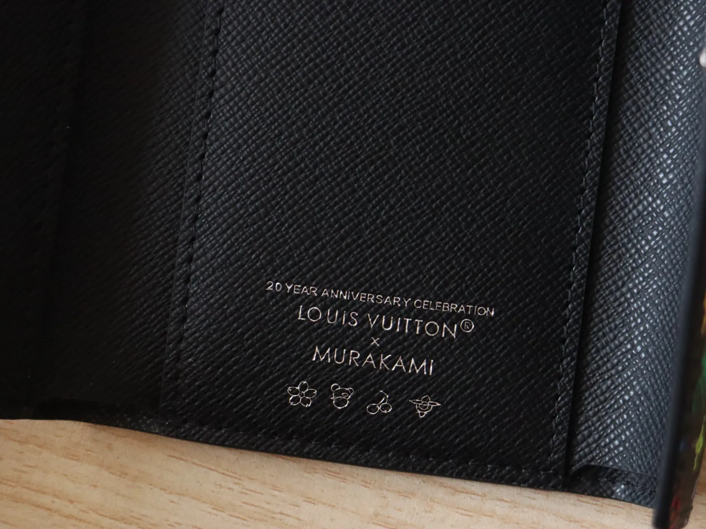 14163 Tri-Color Tri-fold Wallet🌟P90 This replica version of the Victorine wallet from the Louis Vuitton x Murakami series is small and exquisite. The colorful Monogram pattern reinterprets Louis Vuitton's classic logo with the famous rainbow tones of Japanese artist Takashi Murakami. The wallet is made of coated canvas with fine cowhide lining and silver-tone hardware. It has a zippered coin compartment and multiple interior compartments for banknotes and business cards. 12 x 9.5 x 2.5 cm (length x height x width)