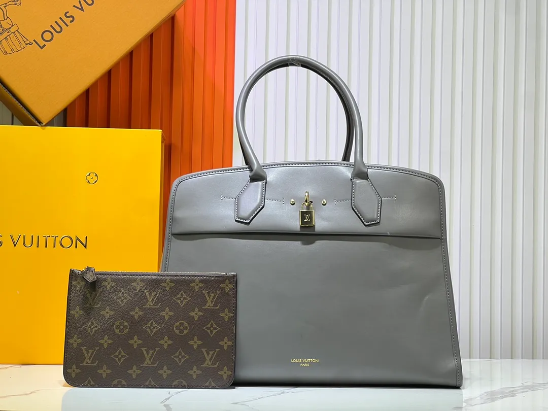 Batch 360💰M12005 M12556 M12337 This large City Steamer handbag draws inspiration from the design of luggage built for cruise ships in 1901, making its eye-catching appearance at the 2024 autumn and winter ready-to-wear show. Grained Millesime leather and shearling leather trims add seasonal flair, an embossed padlock and hot-stamped LV Circle logo add a modern twist, and a removable Monogram storage bag makes it easy to store valuables. Size: 35x42x21cm
