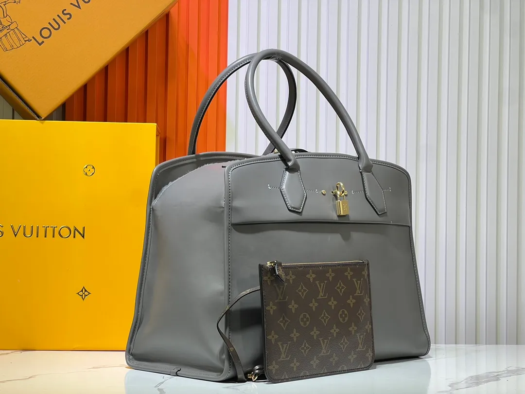 Batch 360💰M12005 M12556 M12337 This large City Steamer handbag draws inspiration from the design of luggage built for cruise ships in 1901, making its eye-catching appearance at the 2024 autumn and winter ready-to-wear show. Grained Millesime leather and shearling leather trims add seasonal flair, an embossed padlock and hot-stamped LV Circle logo add a modern twist, and a removable Monogram storage bag makes it easy to store valuables. Size: 35x42x21cm
