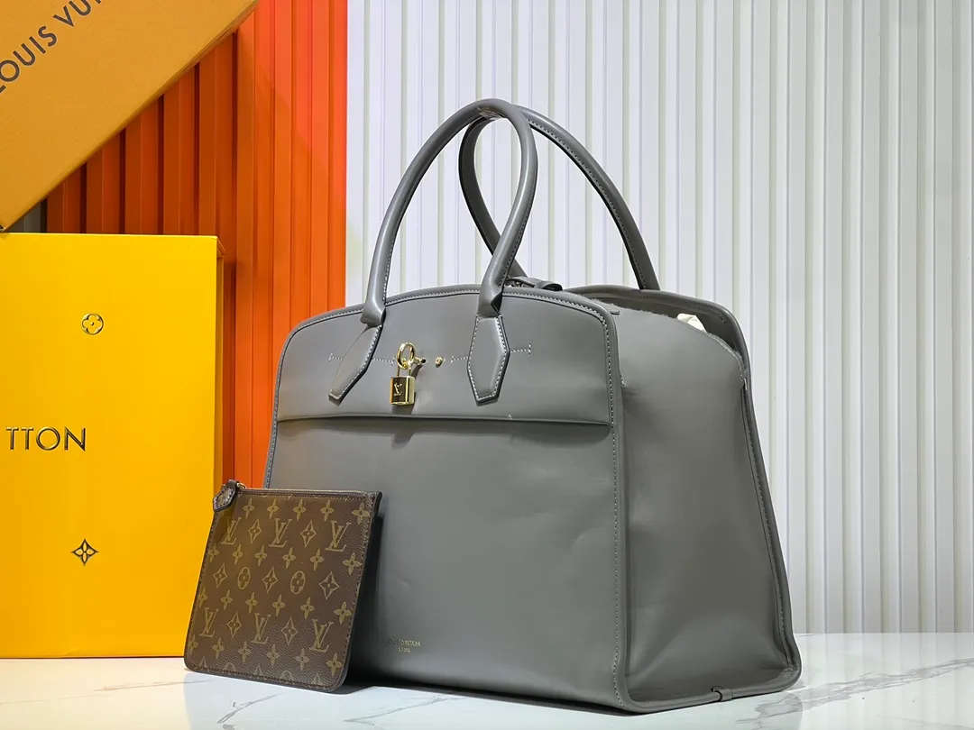 Batch 360💰M12005 M12556 M12337 This large City Steamer handbag draws inspiration from the design of luggage built for cruise ships in 1901, making its eye-catching appearance at the 2024 autumn and winter ready-to-wear show. Grained Millesime leather and shearling leather trims add seasonal flair, an embossed padlock and hot-stamped LV Circle logo add a modern twist, and a removable Monogram storage bag makes it easy to store valuables. Size: 35x42x21cm