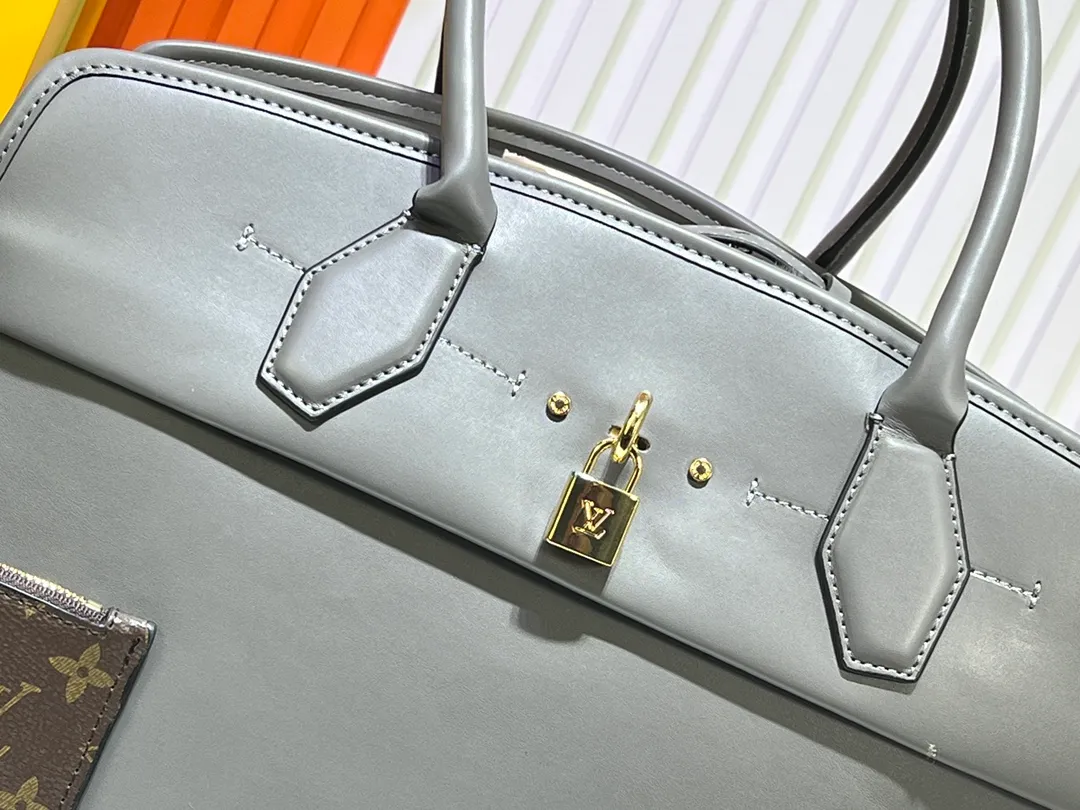 Batch 360💰M12005 M12556 M12337 This large City Steamer handbag draws inspiration from the design of luggage built for cruise ships in 1901, making its eye-catching appearance at the 2024 autumn and winter ready-to-wear show. Grained Millesime leather and shearling leather trims add seasonal flair, an embossed padlock and hot-stamped LV Circle logo add a modern twist, and a removable Monogram storage bag makes it easy to store valuables. Size: 35x42x21cm