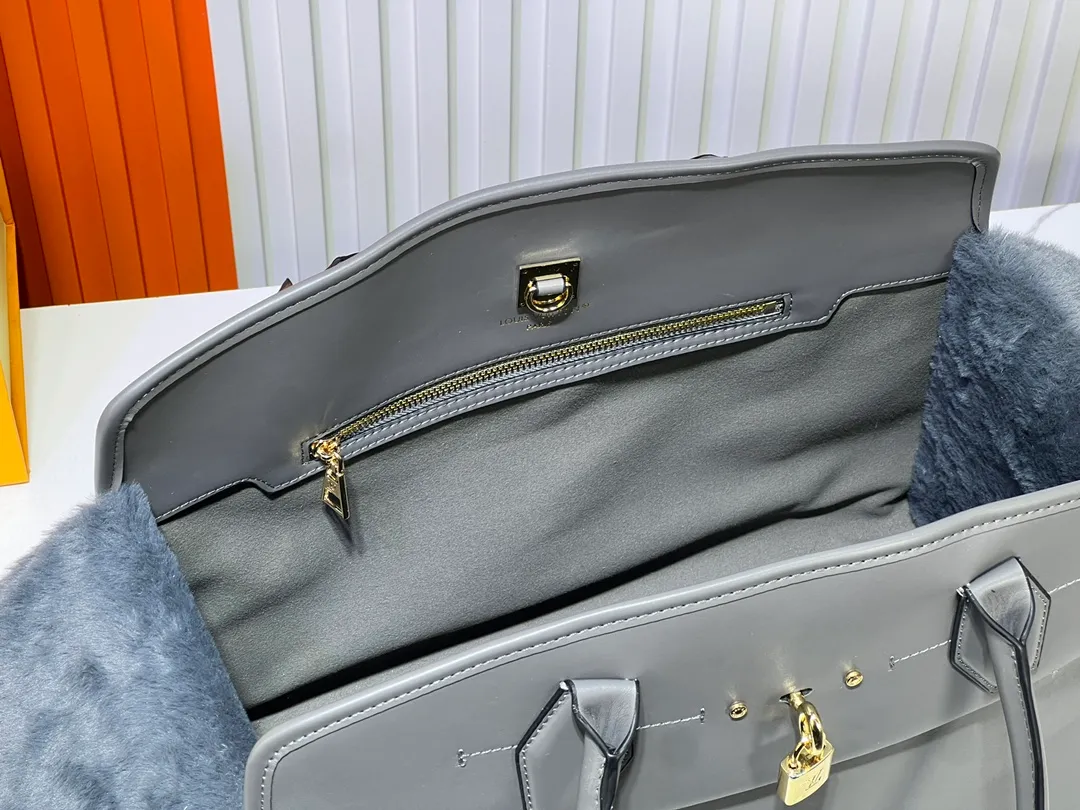 Batch 360💰M12005 M12556 M12337 This large City Steamer handbag draws inspiration from the design of luggage built for cruise ships in 1901, making its eye-catching appearance at the 2024 autumn and winter ready-to-wear show. Grained Millesime leather and shearling leather trims add seasonal flair, an embossed padlock and hot-stamped LV Circle logo add a modern twist, and a removable Monogram storage bag makes it easy to store valuables. Size: 35x42x21cm