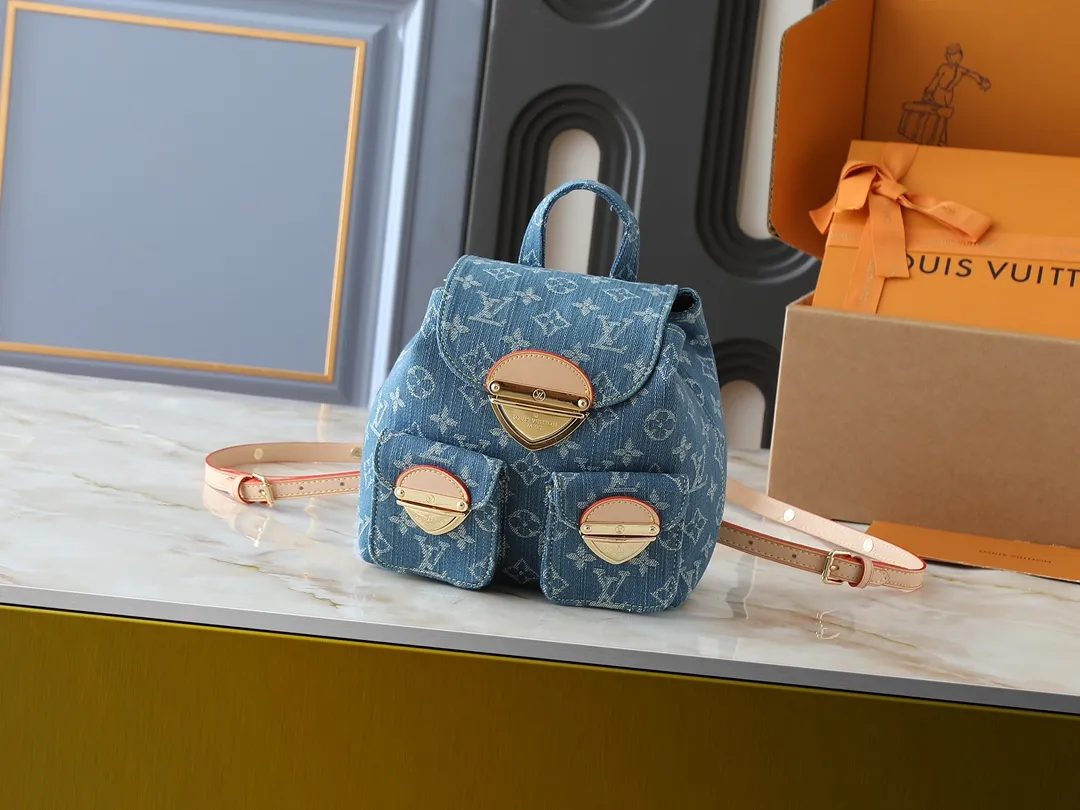 💰340💰Upgraded from the original M13031 M46836 M13081. This Venice backpack returns to the new season with the classic Monogram Denim pattern. It is made of plain cotton as the base, and then uses exquisite water washing technology to create a slightly shiny visual effect. The metal buckle and front pocket upgrade the modern style, and the adjustable shoulder strap provides a comfortable carrying experience. Dimensions: 24.0 x 26.0 x 7.0 cm (length x height x width)