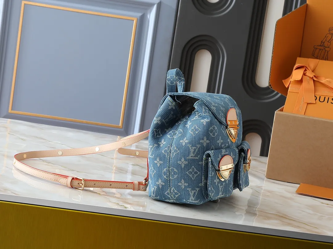 💰340💰Upgraded from the original M13031 M46836 M13081. This Venice backpack returns to the new season with the classic Monogram Denim pattern. It is made of plain cotton as the base, and then uses exquisite water washing technology to create a slightly shiny visual effect. The metal buckle and front pocket upgrade the modern style, and the adjustable shoulder strap provides a comfortable carrying experience. Dimensions: 24.0 x 26.0 x 7.0 cm (length x height x width)