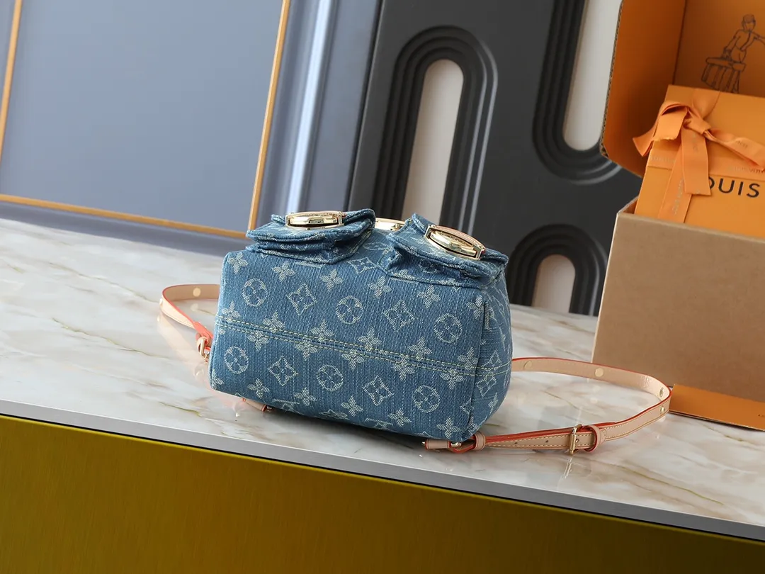 💰340💰Upgraded from the original M13031 M46836 M13081. This Venice backpack returns to the new season with the classic Monogram Denim pattern. It is made of plain cotton as the base, and then uses exquisite water washing technology to create a slightly shiny visual effect. The metal buckle and front pocket upgrade the modern style, and the adjustable shoulder strap provides a comfortable carrying experience. Dimensions: 24.0 x 26.0 x 7.0 cm (length x height x width)