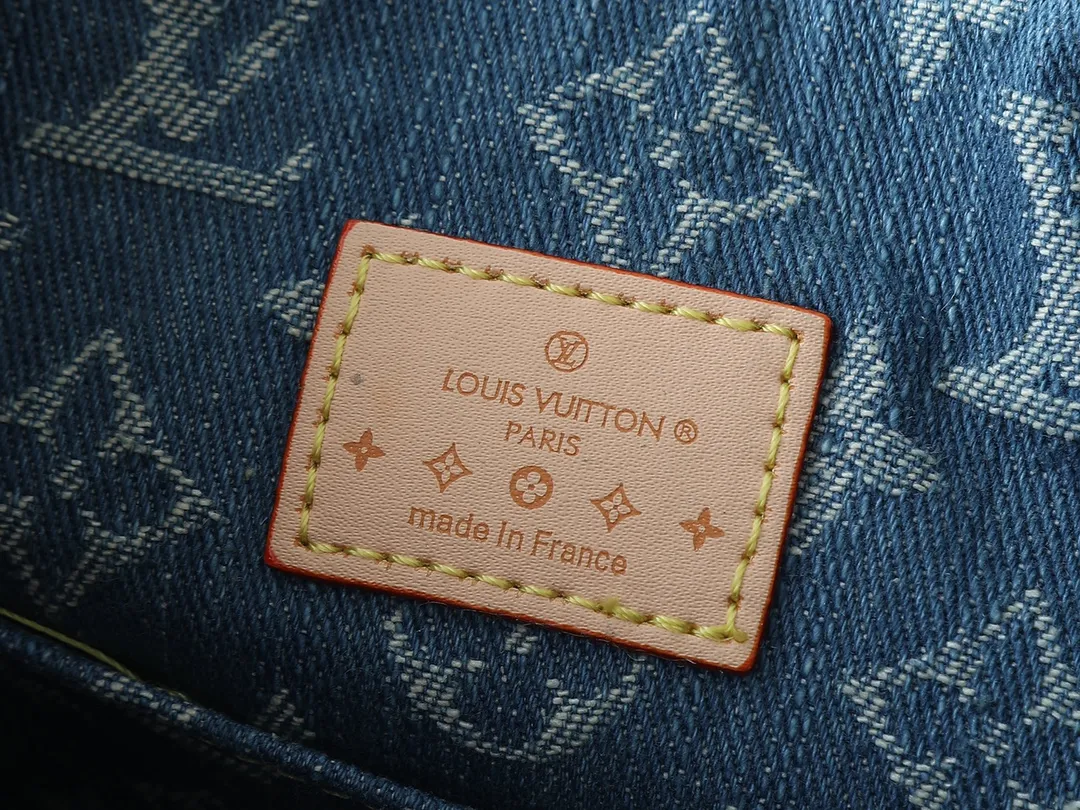 💰340💰Upgraded from the original M13031 M46836 M13081. This Venice backpack returns to the new season with the classic Monogram Denim pattern. It is made of plain cotton as the base, and then uses exquisite water washing technology to create a slightly shiny visual effect. The metal buckle and front pocket upgrade the modern style, and the adjustable shoulder strap provides a comfortable carrying experience. Dimensions: 24.0 x 26.0 x 7.0 cm (length x height x width)