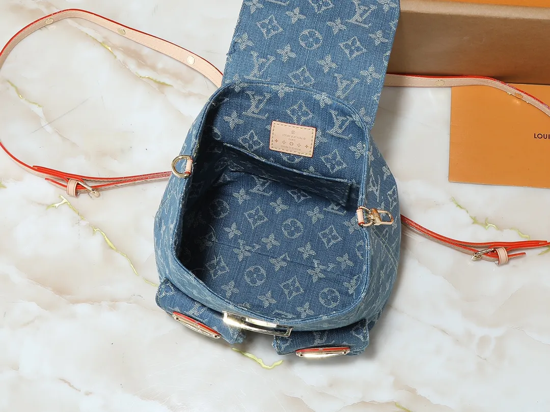 💰340💰Upgraded from the original M13031 M46836 M13081. This Venice backpack returns to the new season with the classic Monogram Denim pattern. It is made of plain cotton as the base, and then uses exquisite water washing technology to create a slightly shiny visual effect. The metal buckle and front pocket upgrade the modern style, and the adjustable shoulder strap provides a comfortable carrying experience. Dimensions: 24.0 x 26.0 x 7.0 cm (length x height x width)