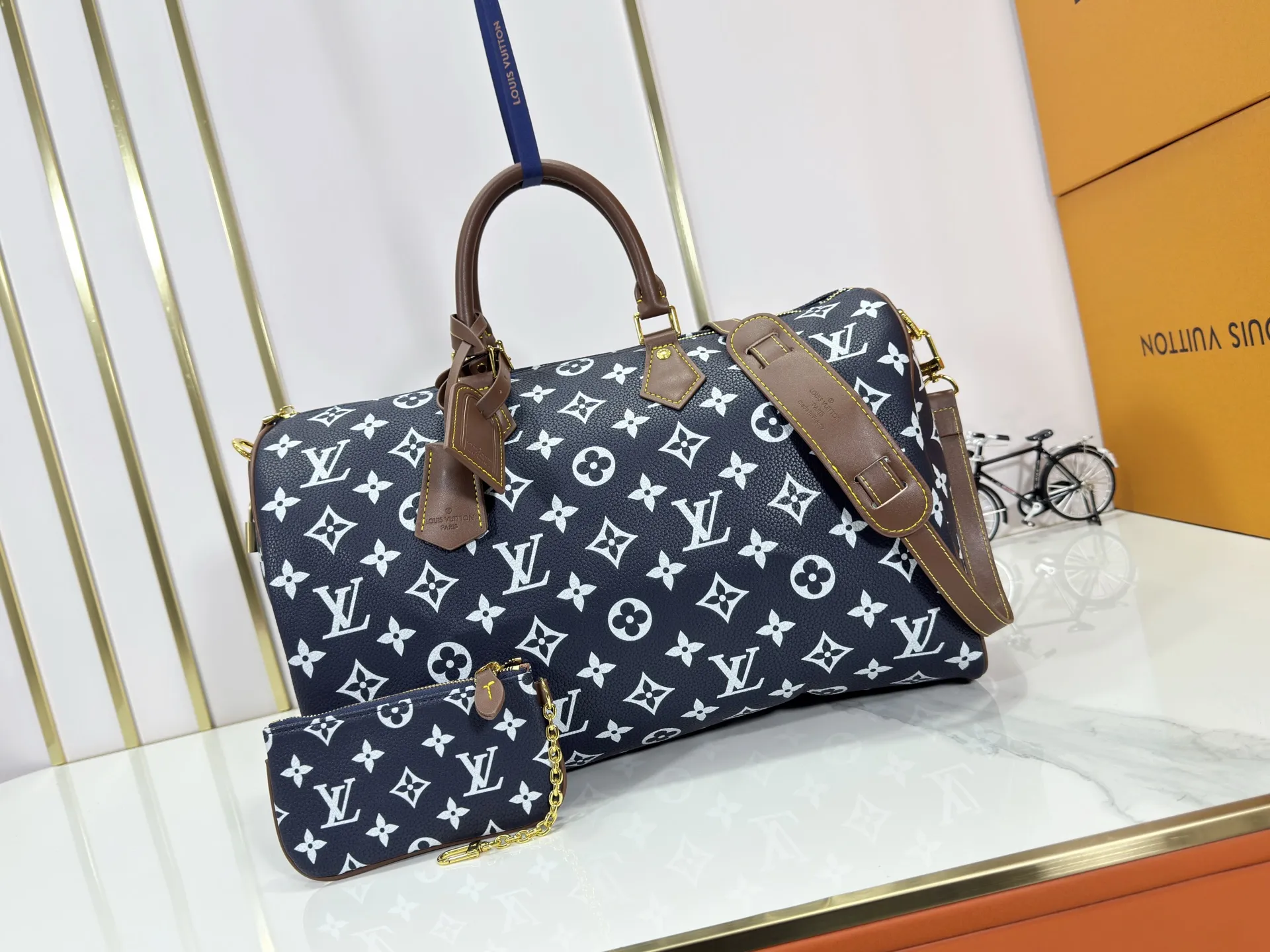 P320 Upgraded original M15244 M24441 M24424 This Speedy Bandoulière 40 Monogram Leather handbag is made of soft cow leather and uses Monogram patterns to reproduce the elegant look and feel of canvas printing. Dazzling metal hardware, sheepskin lining and nameplate all reflect Creative Director Pharrell Williams' relentless attention to detail. 40x27x20cm (length x height x width)