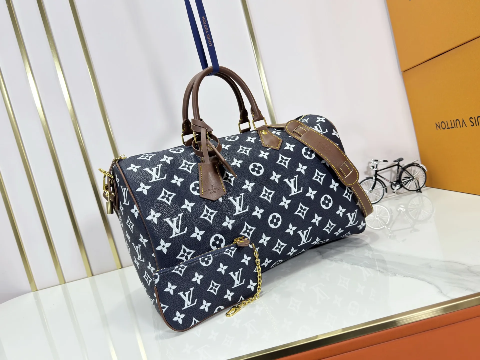 P320 Upgraded original M15244 M24441 M24424 This Speedy Bandoulière 40 Monogram Leather handbag is made of soft cow leather and uses Monogram patterns to reproduce the elegant look and feel of canvas printing. Dazzling metal hardware, sheepskin lining and nameplate all reflect Creative Director Pharrell Williams' relentless attention to detail. 40x27x20cm (length x height x width)