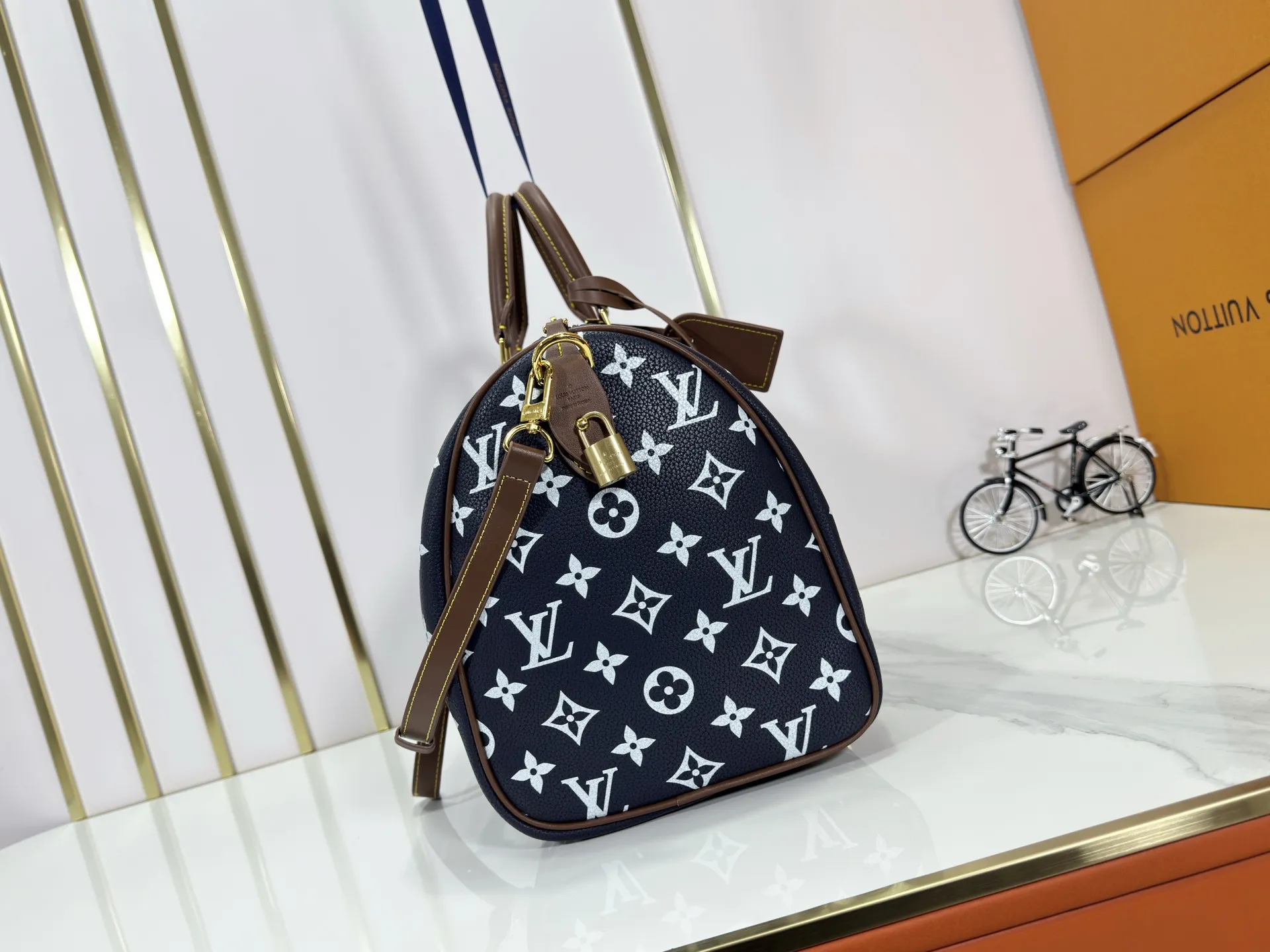 P320 Upgraded original M15244 M24441 M24424 This Speedy Bandoulière 40 Monogram Leather handbag is made of soft cow leather and uses Monogram patterns to reproduce the elegant look and feel of canvas printing. Dazzling metal hardware, sheepskin lining and nameplate all reflect Creative Director Pharrell Williams' relentless attention to detail. 40x27x20cm (length x height x width)