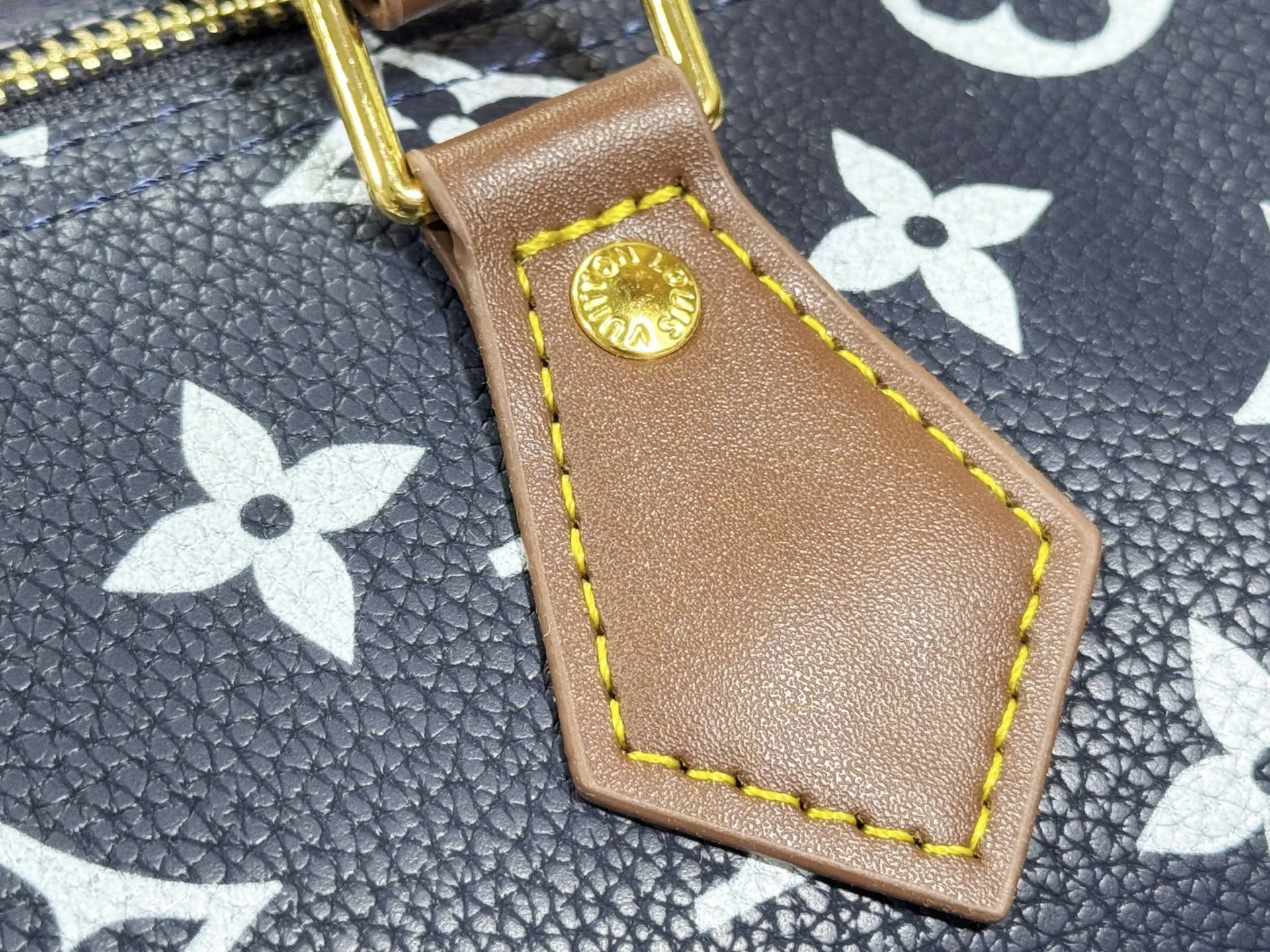 P320 Upgraded original M15244 M24441 M24424 This Speedy Bandoulière 40 Monogram Leather handbag is made of soft cow leather and uses Monogram patterns to reproduce the elegant look and feel of canvas printing. Dazzling metal hardware, sheepskin lining and nameplate all reflect Creative Director Pharrell Williams' relentless attention to detail. 40x27x20cm (length x height x width)
