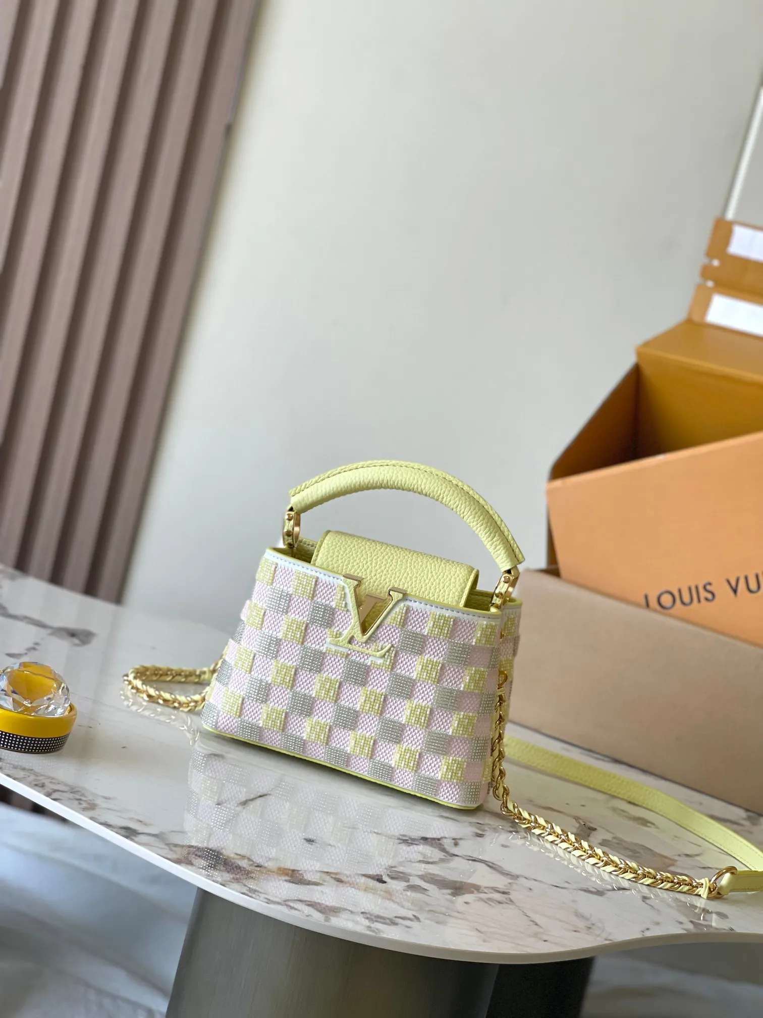 💰4400 [Special grade MB chip version original leather] CAPUCINES EAST WEST mini handbag This Capucines BB handbag Model: M24809 dynamic chip version Material: A-grade all-steel hardware, imported original fabric Packaging: full set of original duty-free MB packaging Size: 21*14*8CM
