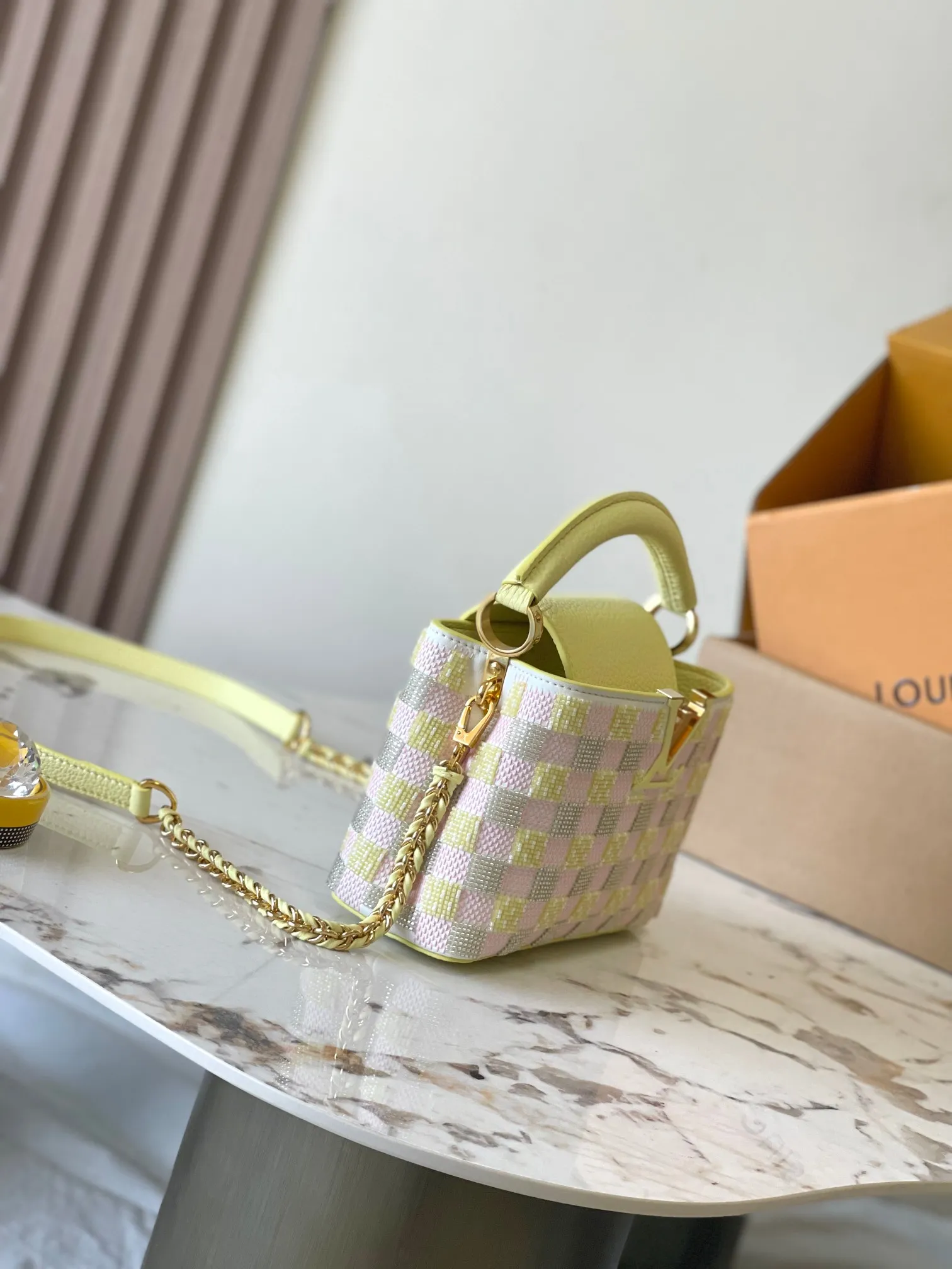 💰4400 [Special grade MB chip version original leather] CAPUCINES EAST WEST mini handbag This Capucines BB handbag Model: M24809 dynamic chip version Material: A-grade all-steel hardware, imported original fabric Packaging: full set of original duty-free MB packaging Size: 21*14*8CM