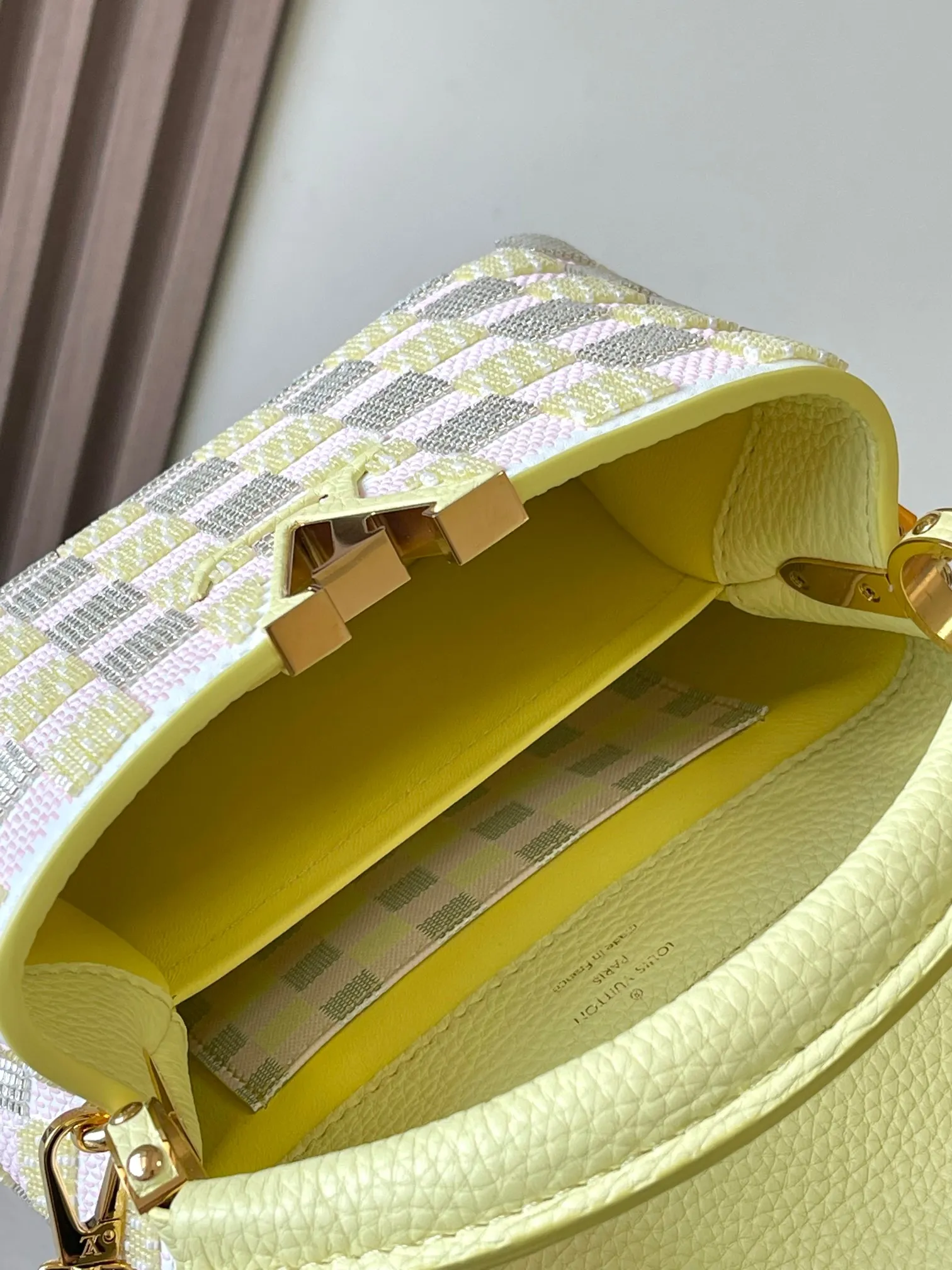 💰4400 [Special grade MB chip version original leather] CAPUCINES EAST WEST mini handbag This Capucines BB handbag Model: M24809 dynamic chip version Material: A-grade all-steel hardware, imported original fabric Packaging: full set of original duty-free MB packaging Size: 21*14*8CM