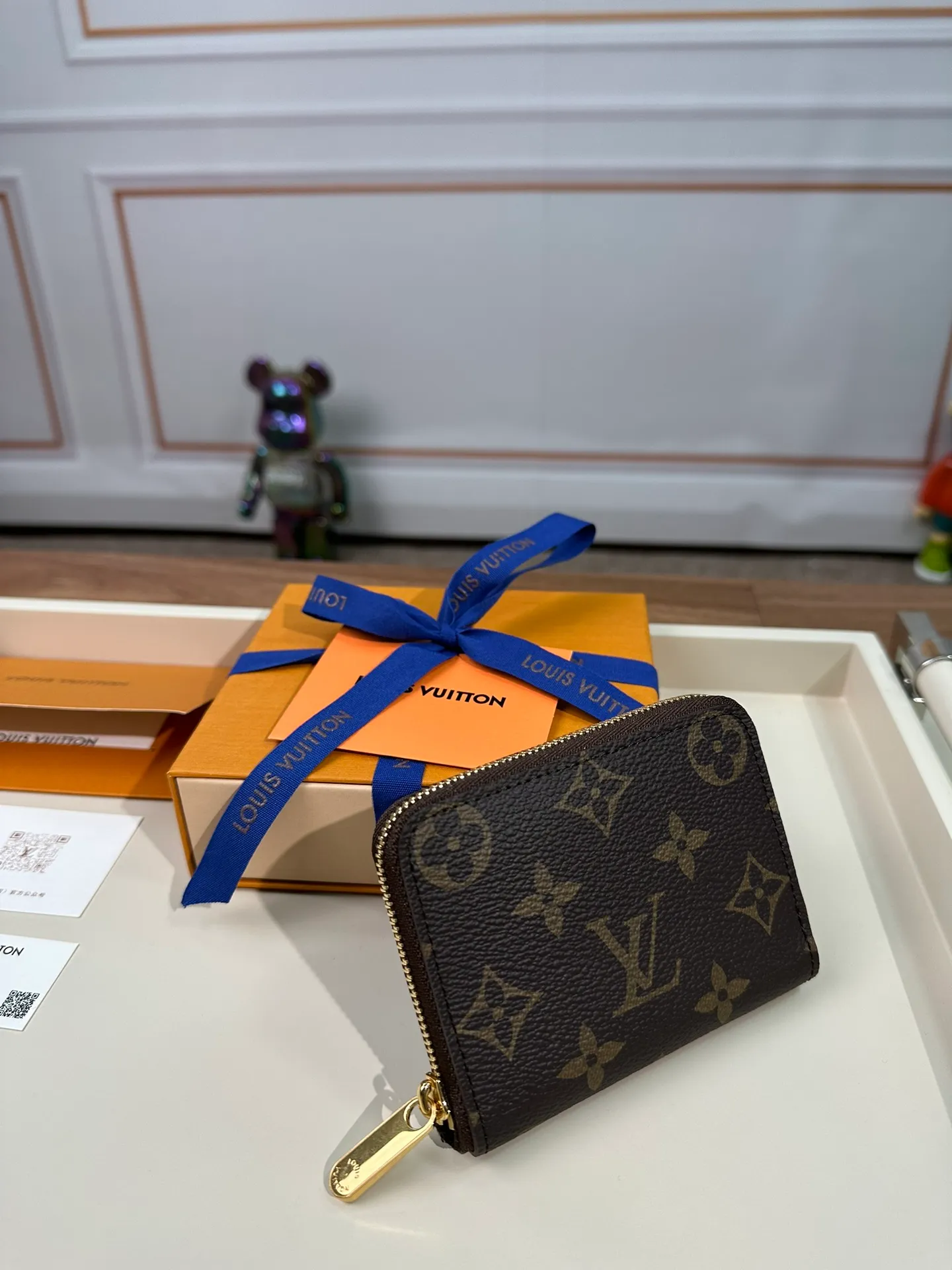 P560 M60067 [Super Authentic] This zipper coin purse provides the most ideal choice for urbanites. The bag is compact and can be used to hold change, credit cards and folded banknotes. Even if the pockets on your body are small, you can easily fit it into it. 11.0X8.0x2.0cm