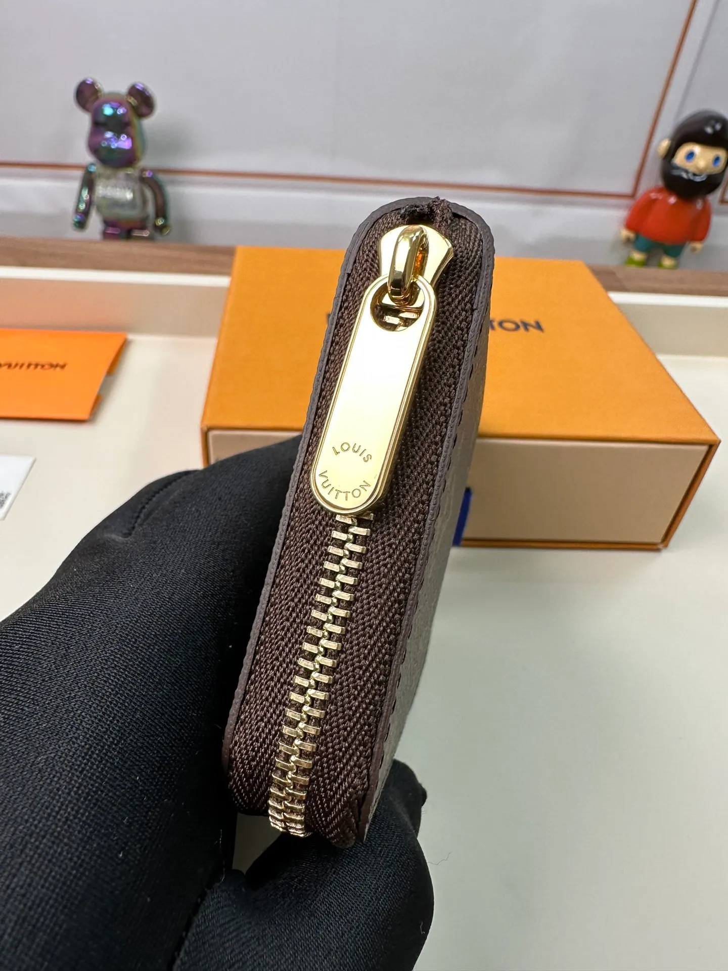 P560 M60067 [Super Authentic] This zipper coin purse provides the most ideal choice for urbanites. The bag is compact and can be used to hold change, credit cards and folded banknotes. Even if the pockets on your body are small, you can easily fit it into it. 11.0X8.0x2.0cm