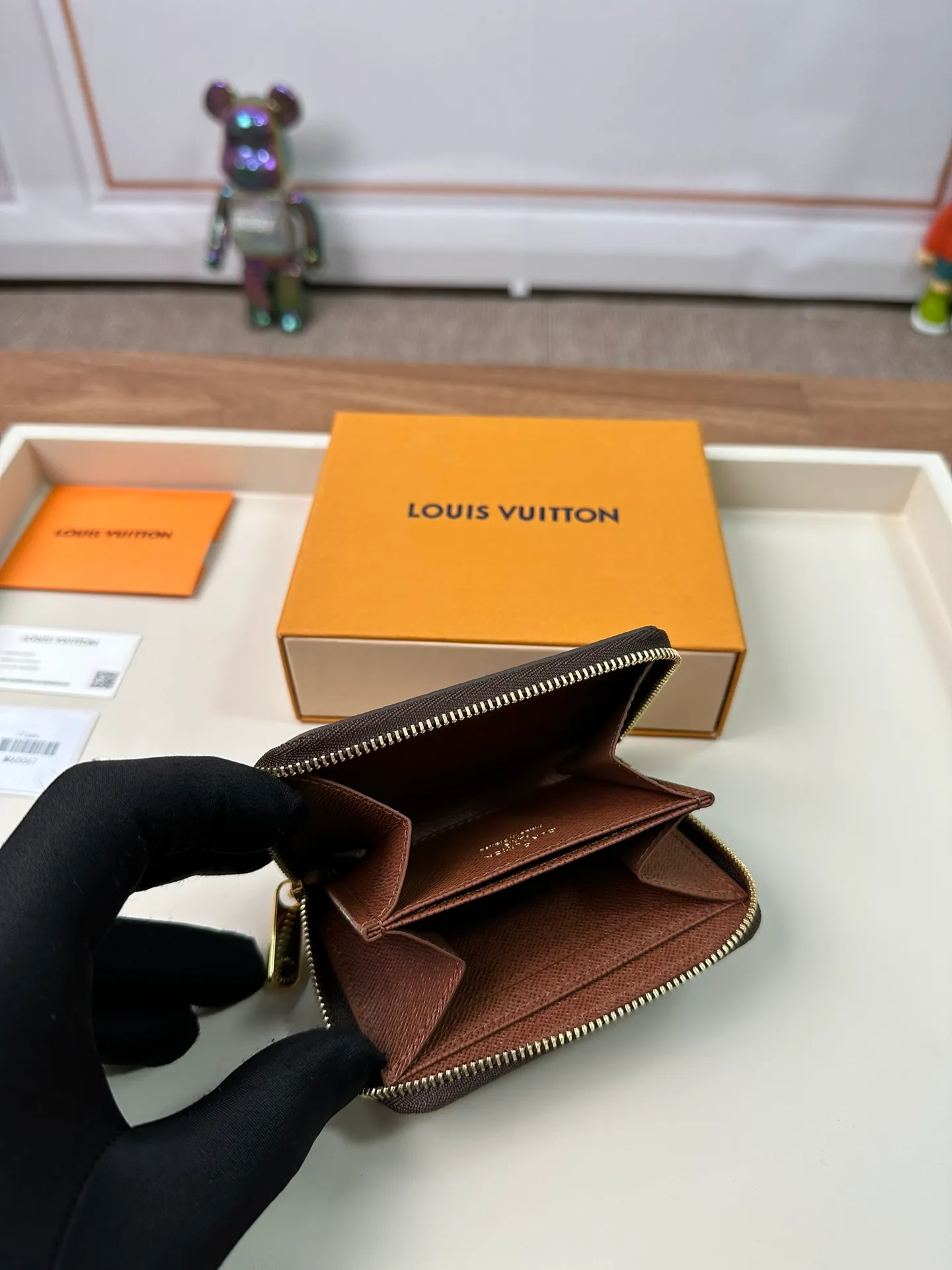P560 M60067 [Super Authentic] This zipper coin purse provides the most ideal choice for urbanites. The bag is compact and can be used to hold change, credit cards and folded banknotes. Even if the pockets on your body are small, you can easily fit it into it. 11.0X8.0x2.0cm