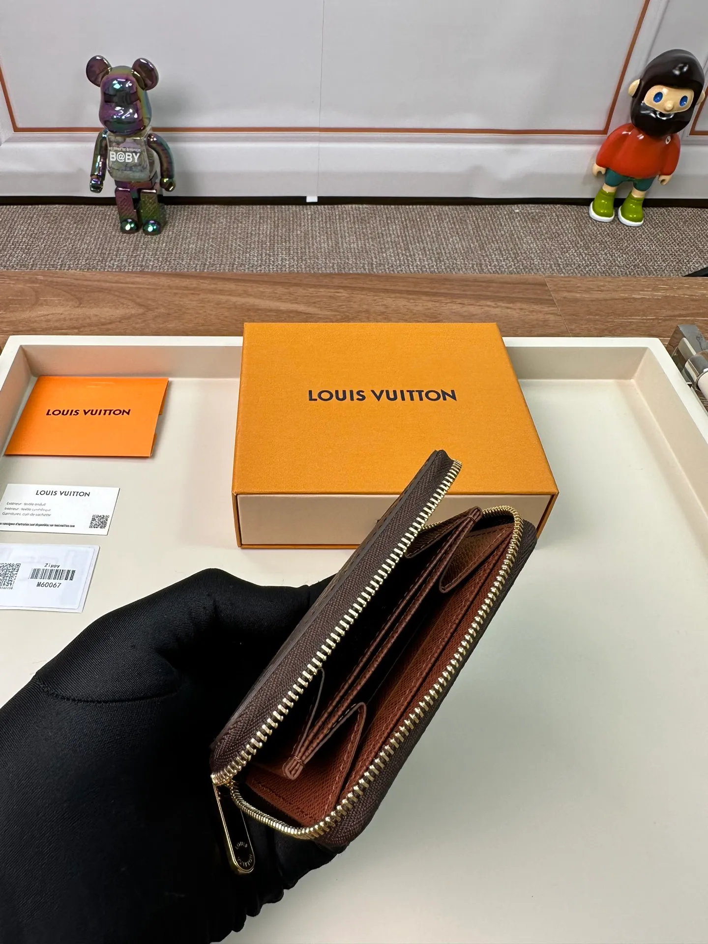 P560 M60067 [Super Authentic] This zipper coin purse provides the most ideal choice for urbanites. The bag is compact and can be used to hold change, credit cards and folded banknotes. Even if the pockets on your body are small, you can easily fit it into it. 11.0X8.0x2.0cm