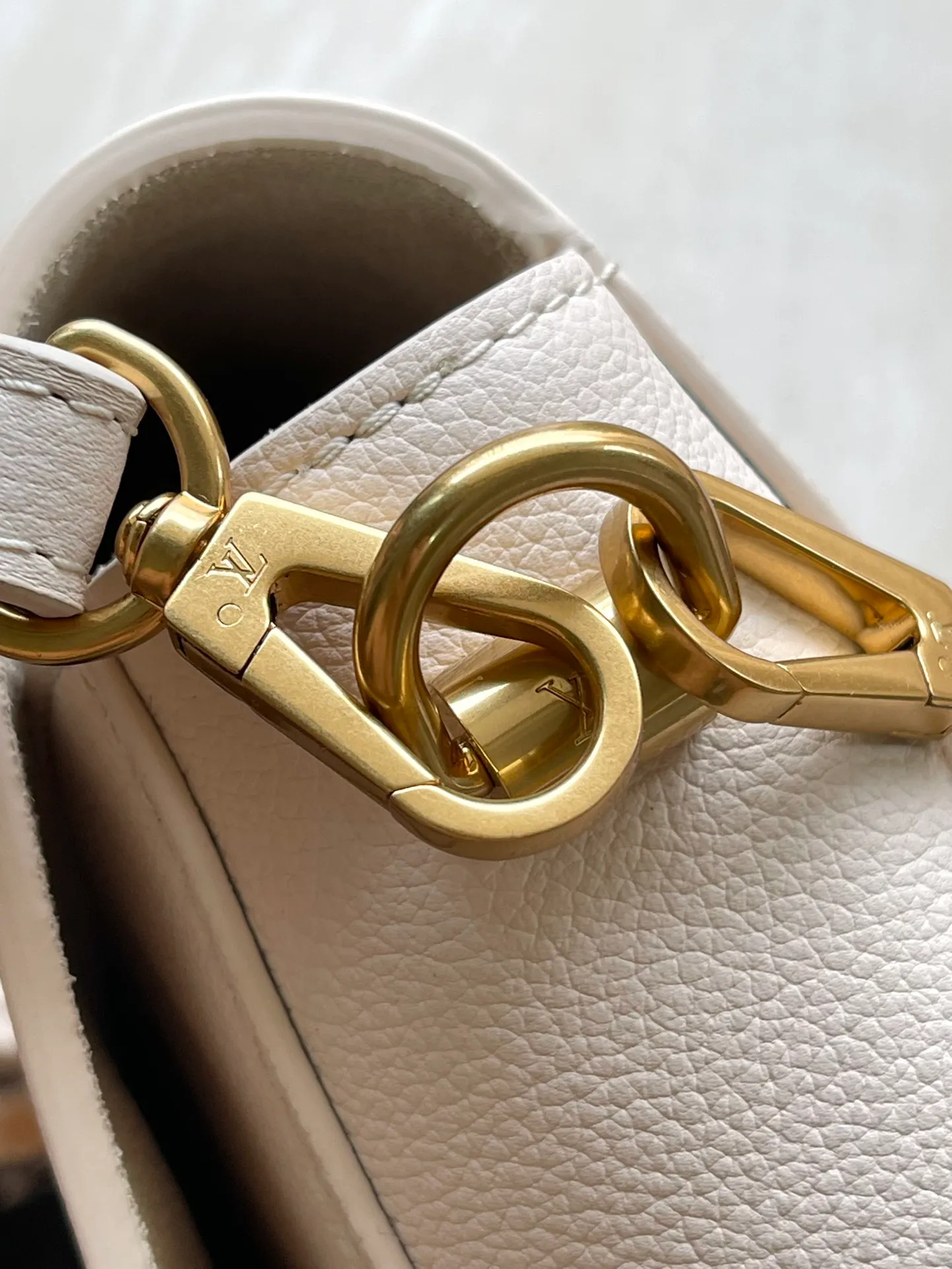💰1280 (top layer leather) top quality original M25359 off-white. This SoftTwist handbag is made of soft cow leather and reinterprets the iconic Twist handbag in a generous size. The aged metal parts shine with a sleep-ready style, and the fitted design and multiple carrying methods enable a comfortable travel experience. Dimensions: 27 × 19 × 9 cm