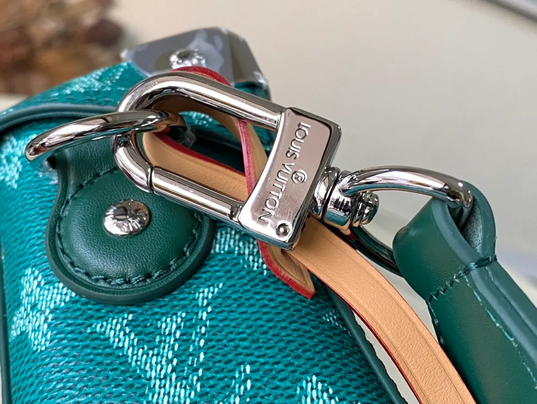 💰1240 Top Original M12686 This Soul Trunk handbag is made of Monogram Eclipse Cc canvas, with a soft and close-fitting compact structure for comfortable cross-body wear. Reinforced corners, leather details and a Tumbler lock add to the collection's identity. 19 x 15 x 7 cm (length x height x width)