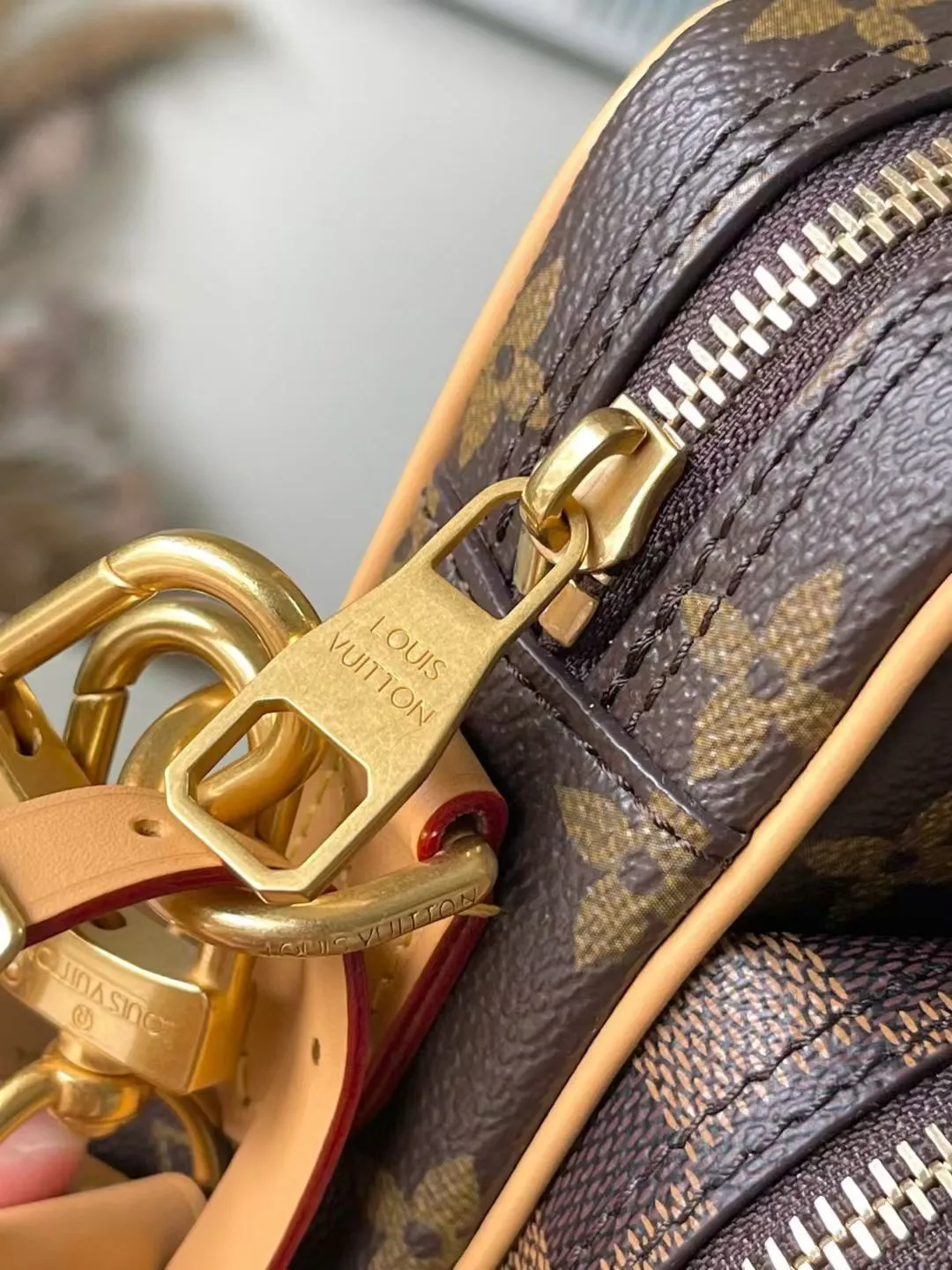 💰1280 Top Original M26068 This Nil crossbody bag is made of Monogram canvas body with Damier and Monogram Reverse canvas patches, creating an elegant collage effect. The spacious main compartment and zippered front pocket ensure easy access, while the removable top handle and shoulder strap allow for multiple carry options. 17.5 x 11 x 25 cm (height x width x length)